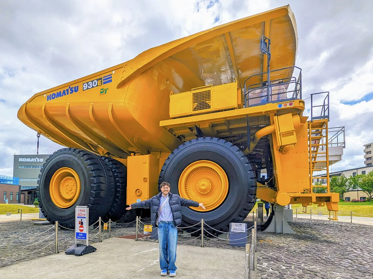 Posing with Komatsu 930E, one of the world’s largest dump trucks, at Komatsu no Mori (Komatsu Green Park), Komatsu, Ishikawa, Japan (2026).