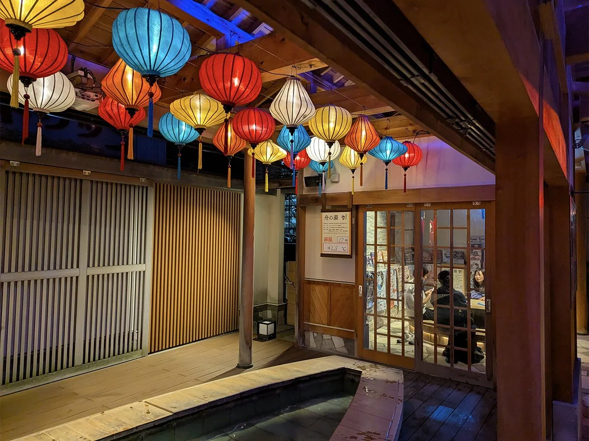 Interior of public foot bath center Ashiyu (芦湯), Awara, Fukui Prefecture, Japan (2025). Photo by Danny With Love.