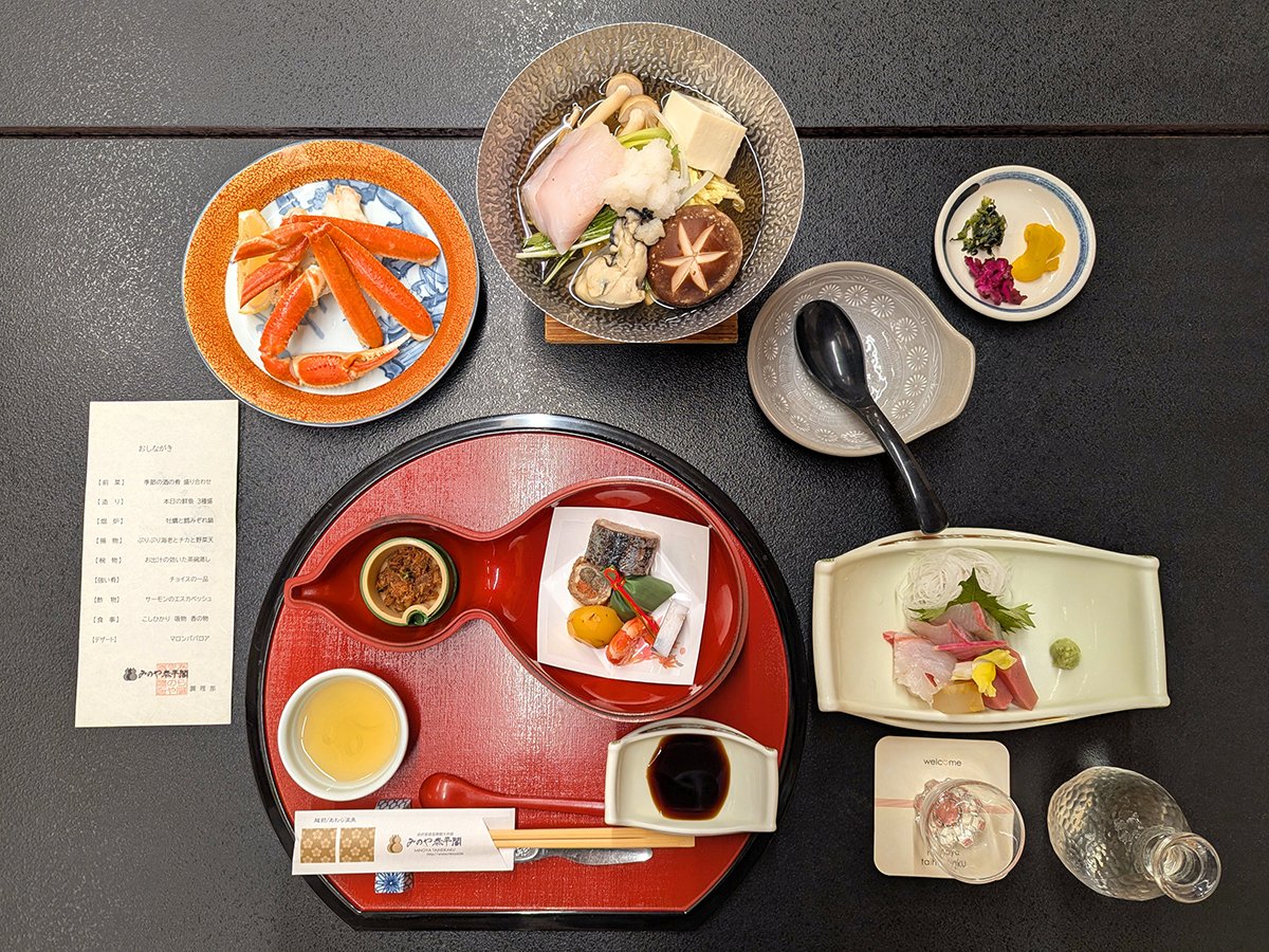 Winter kaiseki dinner with fresh snow crab at Minoya Taiheikaku (みのや泰平閣), Awara, Fukui Prefecture, Japan (2025). Photo by Danny With Love.