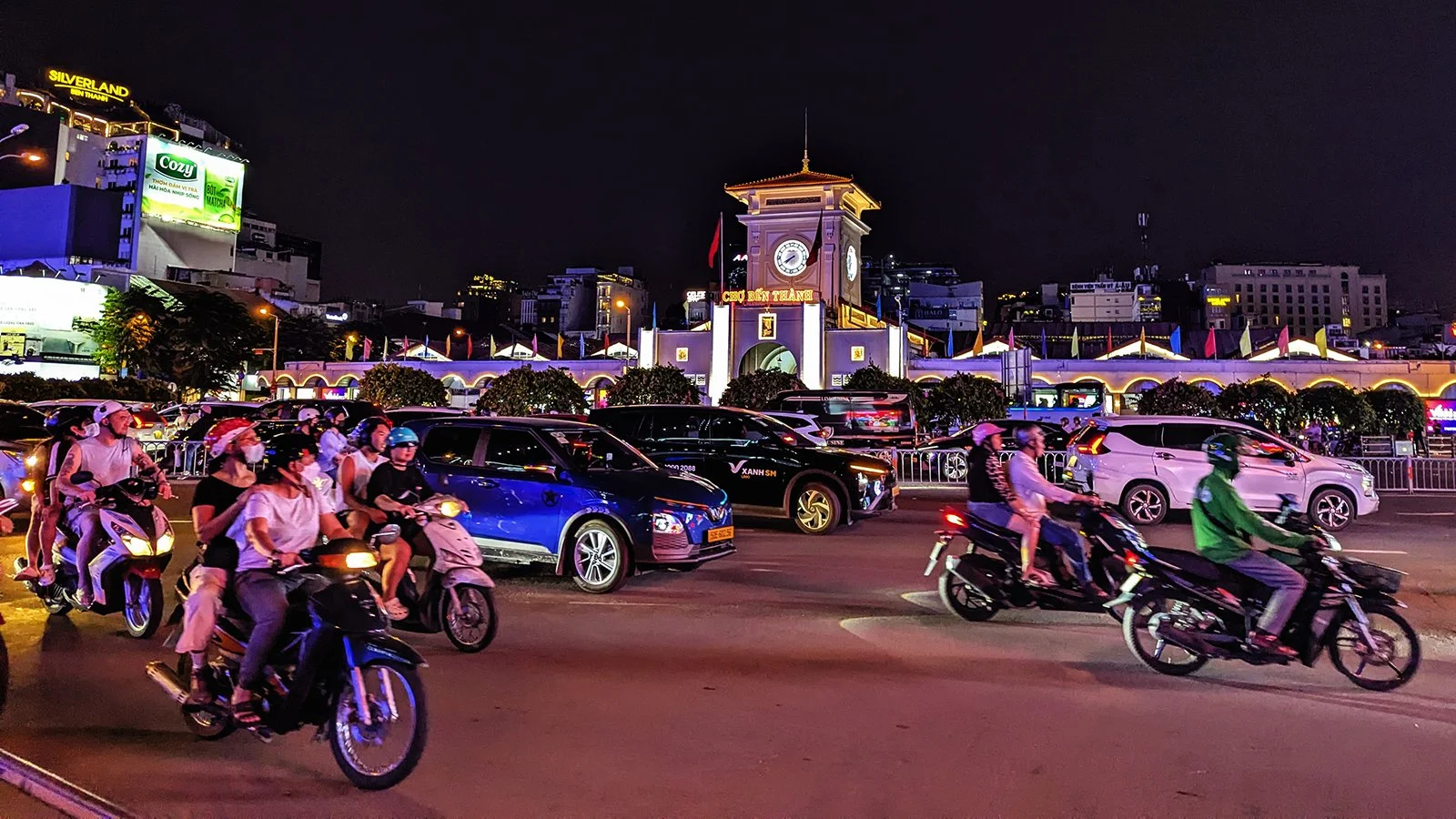 Traffic moves by Bến Thành Market (Chợ Bến Thành), Saigon, Vietnam (2025). Photo by Danny With Love.