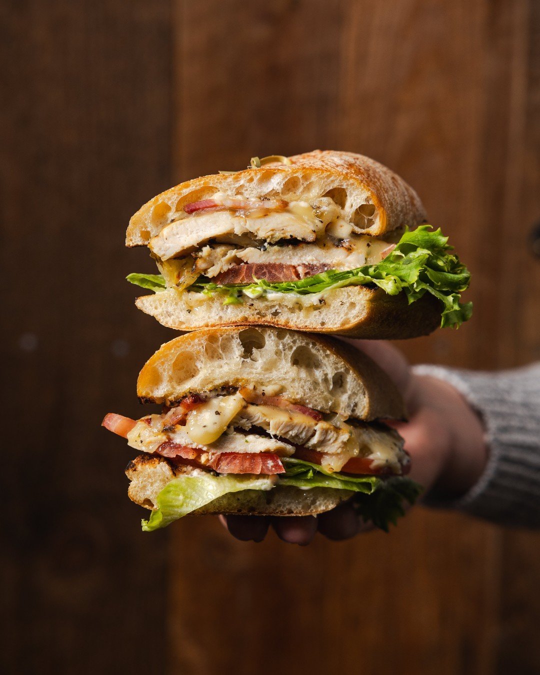 Our Grilled Chicken Sandy is the ultimate lunchtime hero. 😉 

🥪 Bacon, pepperjack, lettuce, tomato, parmesan aioli.