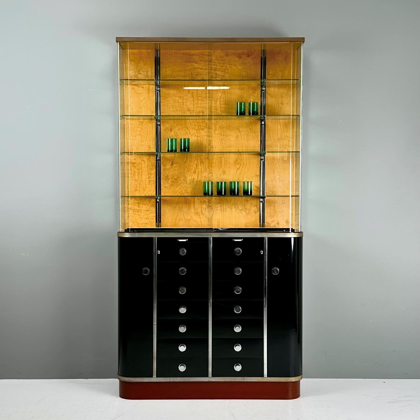 Coiffeur Vitrine, CH 

2450 Chf
H194 B102 T22/35

#studiovintagezurich #vintage #zurich #z&uuml;rich #z&uuml;ri #midcenturymodern #schweiz #swiss #switzerland #midcenturymodernfurniture #vintagefurniture #uetikonamsee #uetikon #chemieuetikon #goldk&u