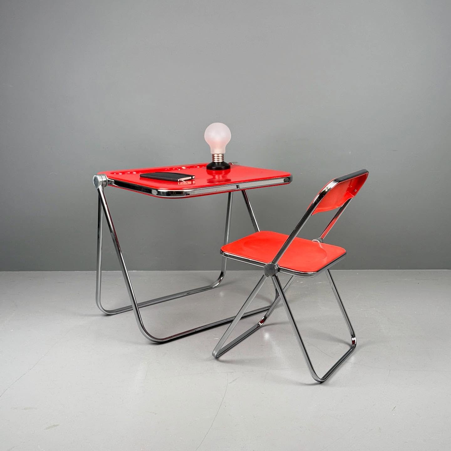 Platone &amp; Plia 

Set 550 Chf

Tisch
B74 T65 H68

Gl&uuml;hbirnenlampe 140 Chf
Ikea 90er

#studiovintagezurich #vintage #zurich #z&uuml;rich #z&uuml;ri #midcenturymodern #schweiz #swiss #switzerland #midcenturymodernfurniture #vintagefurniture #ue