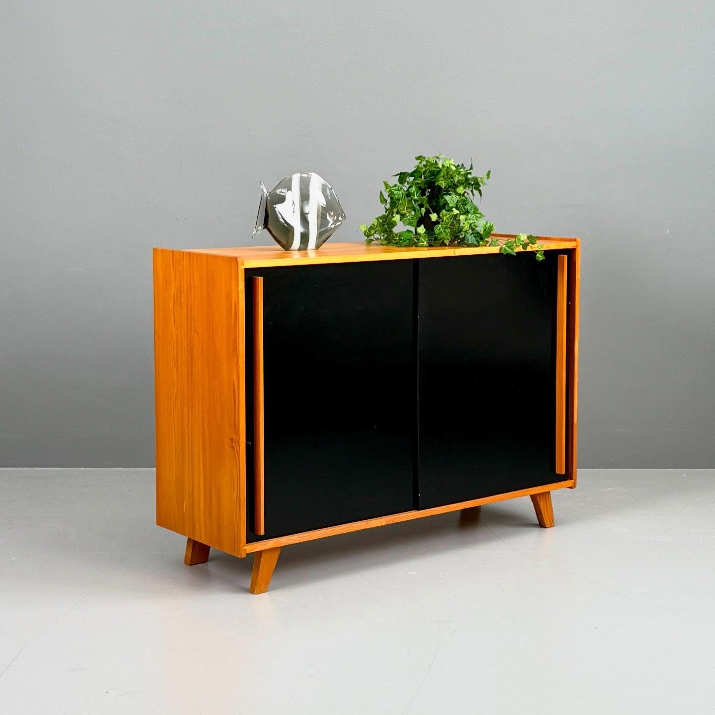 Schiebeschrank in black

320 Chf
B100 T34 H72

Fisch 180 Chf

#studiovintagezurich #vintage #zurich #z&uuml;rich #z&uuml;ri #midcenturymodern #schweiz #swiss #switzerland #midcenturymodernfurniture #vintagefurniture #uetikonamsee #vintageshop #chemie