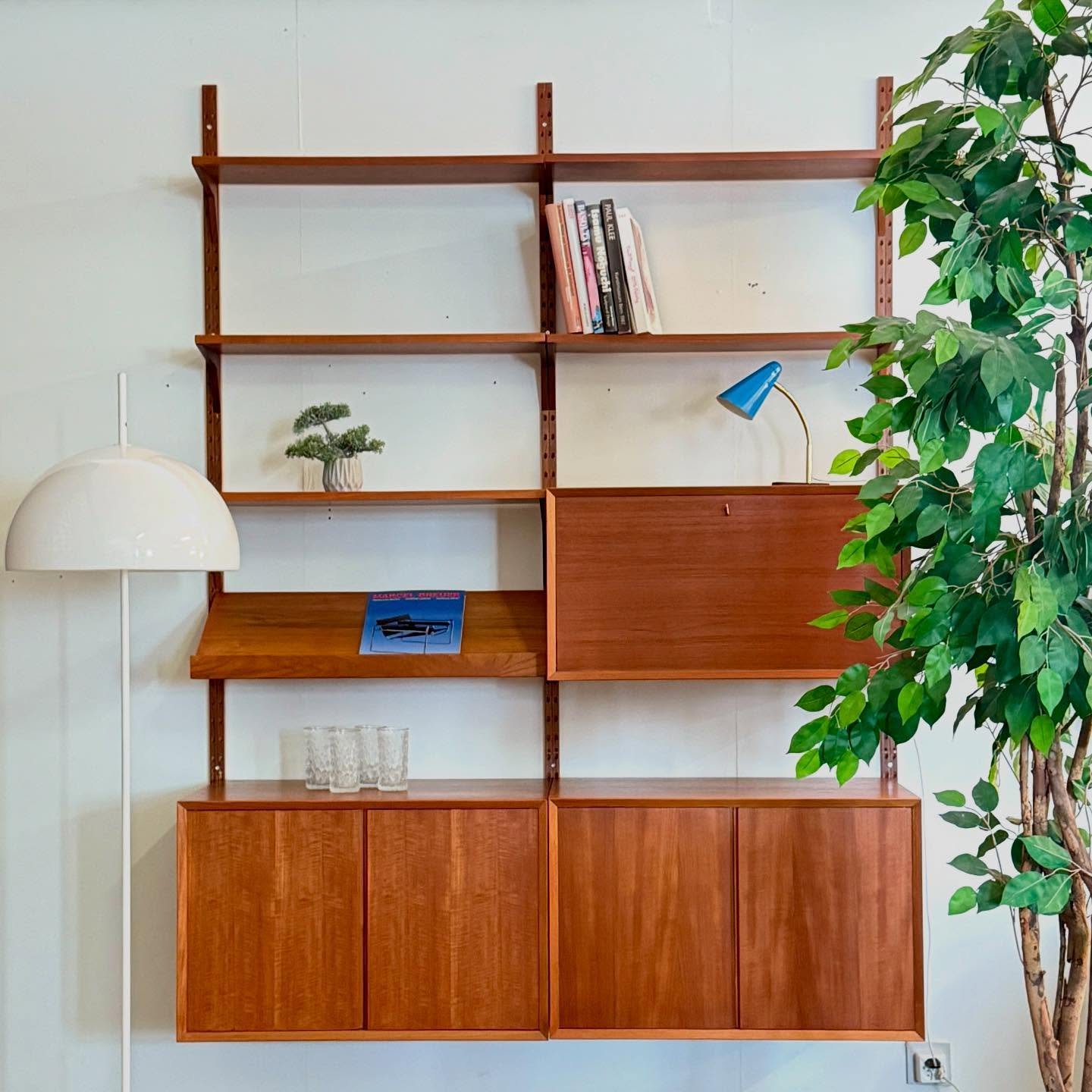 Poul Cadovius &ldquo;Cado&rdquo; Wandregal in Teak

2200 Chf
H220 B164 T46/38/30/22

#studiovintagezurich #vintage #zurich #z&uuml;rich #z&uuml;ri #midcenturymodern #schweiz #swiss #switzerland #midcenturymodernfurniture #vintagefurniture #uetikonams