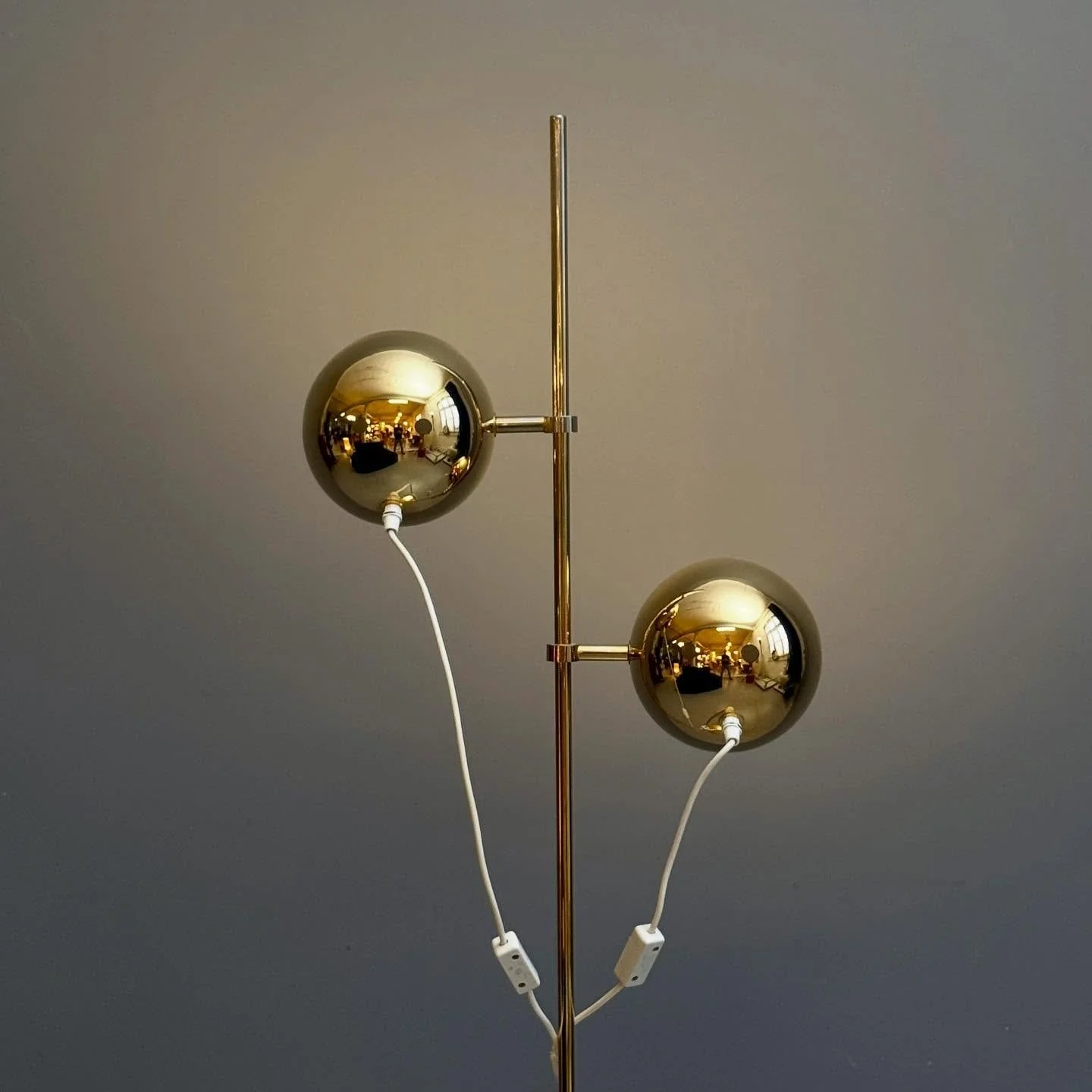 Doppelspot Lampe in Gold

420 Chf
H152

#studiovintagezurich #vintage #zurich #z&uuml;rich #z&uuml;ri #midcenturymodern #schweiz #swiss #switzerland #midcenturymodernfurniture #vintagefurniture #uetikonamsee #vintageshop #chemieuetikon #goldk&uuml;st
