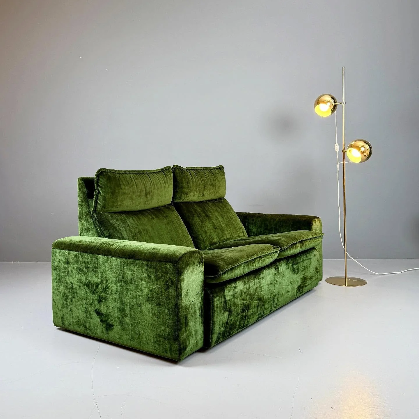 Velvet Green Sofa

850 Chf
B165 T90 H80

#studiovintagezurich #vintage #zurich #z&uuml;rich #z&uuml;ri #midcenturymodern #schweiz #swiss #switzerland #midcenturymodernfurniture #vintagefurniture #uetikonamsee #vintageshop #chemieuetikon #goldk&uuml;s