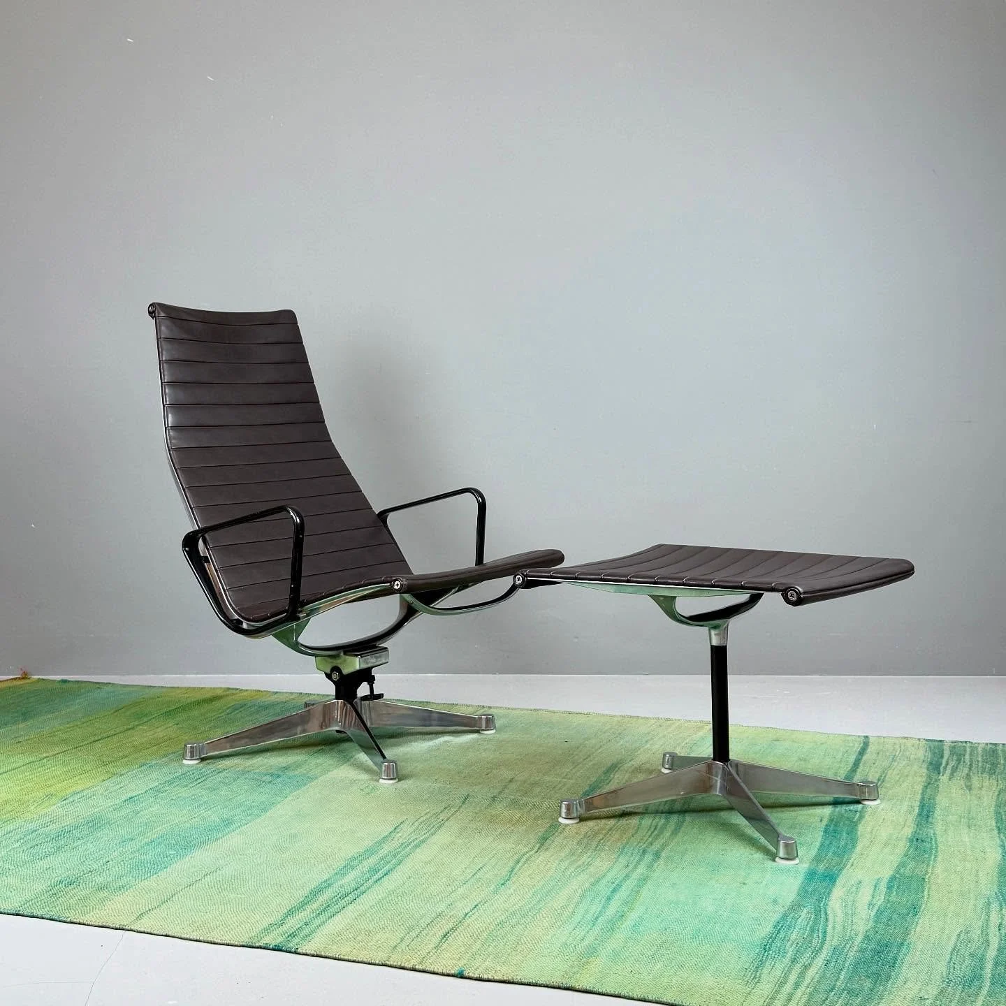 Alu Chair EA-124 mit Ottoman von Charles and Ray Eames , Herman Miller

1850 Chf
fr&uuml;hes Model mit Vinyl

#studiovintagezurich #vintage #zurich #z&uuml;rich #z&uuml;ri #midcenturymodern #schweiz #swiss #switzerland #midcenturymodernfurniture #vin
