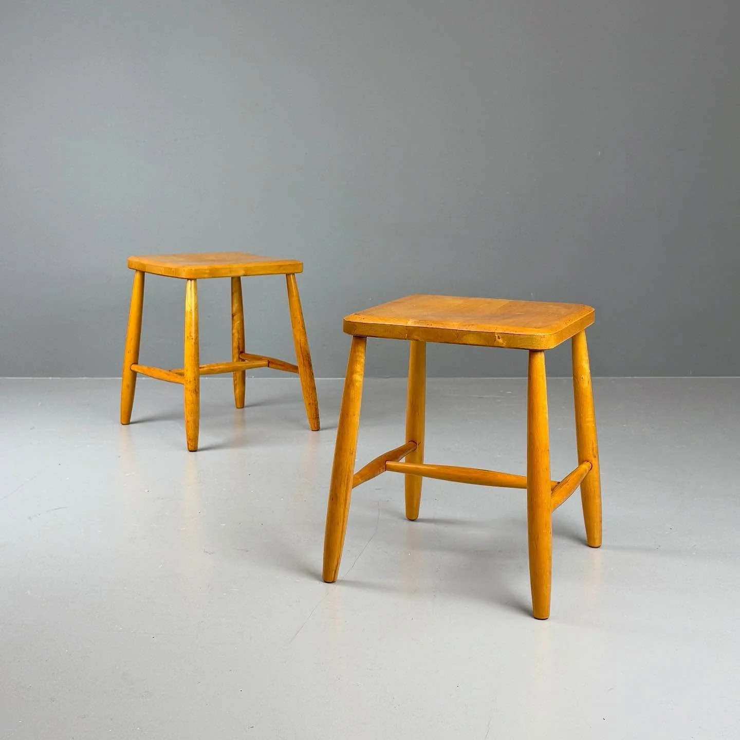 Ilmari Tapiovaara Hocker aus Birkenholz, Schweden 

550 Chf pro Stk.
B35x35 H40

#studiovintagezurich #vintage #zurich #z&uuml;rich #z&uuml;ri #midcenturymodern #schweiz #swiss #switzerland #midcenturymodernfurniture #vintagefurniture #uetikonamsee #