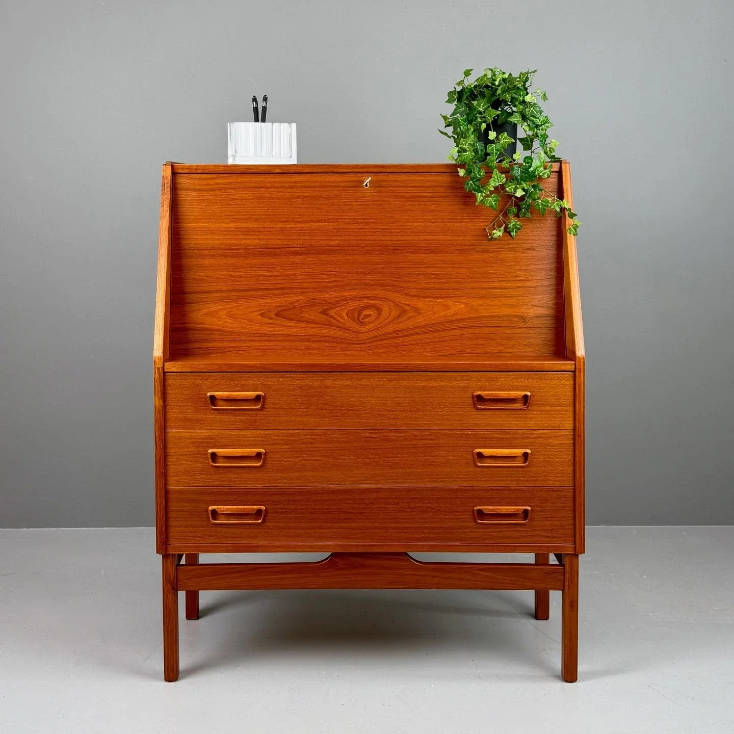 Sekret&auml;r in Teak von Dyrlund, Denmark

1050 Chf
B90 T42 H110

#studiovintagezurich #vintage #zurich #z&uuml;rich #z&uuml;ri #midcenturymodern #schweiz #swiss #switzerland #midcenturymodernfurniture #vintagefurniture #uetikonamsee #vintageshop #c