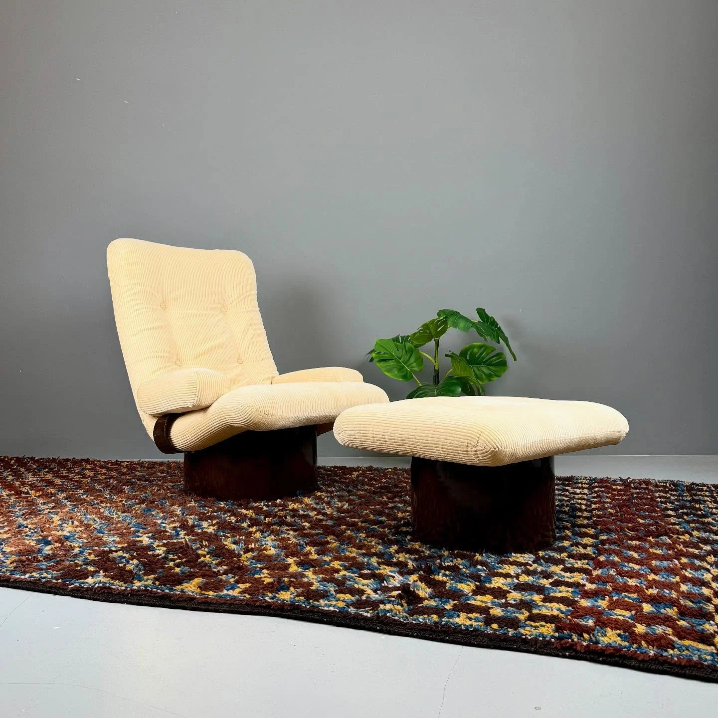 Loungechair &amp; Ottoman der 70er Jahre

850 Chf

Teppich @_nomadno_ 

#studiovintagezurich #vintage #zurich #z&uuml;rich #z&uuml;ri #midcenturymodern #schweiz #swiss #switzerland #midcenturymodernfurniture #vintagefurniture #uetikonamsee #vintagesh