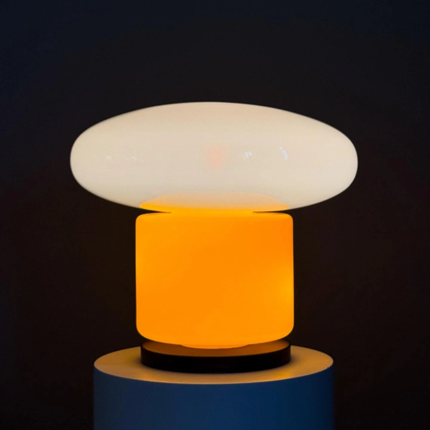 Big Glass Lamp 

650 Chf
H50 D55

#studiovintagezurich #vintage #zurich #z&uuml;rich #z&uuml;ri #midcenturymodern #schweiz #swiss #switzerland #midcenturymodernfurniture #vintagefurniture #uetikonamsee #vintageshop #chemieuetikon #goldk&uuml;ste #vin