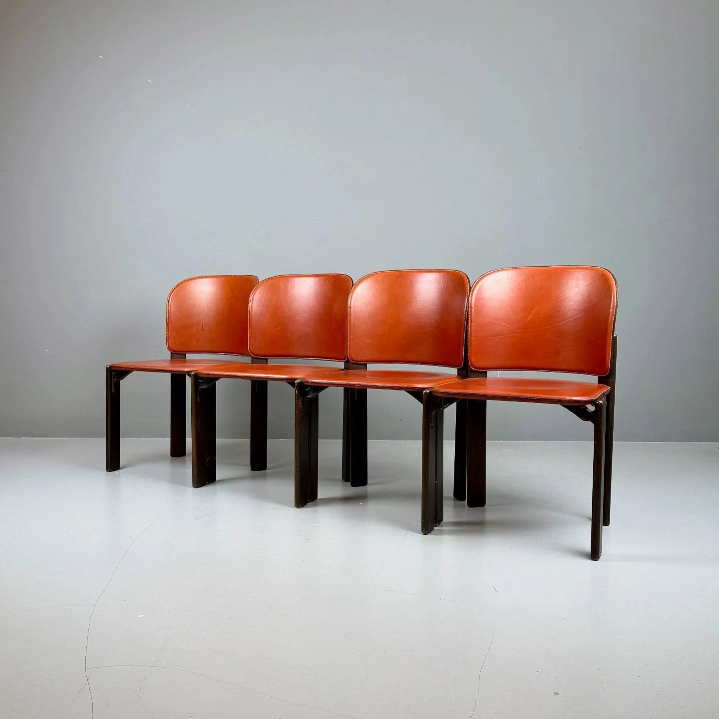 Bruno Rey Lederst&uuml;hle f&uuml;r Dietiker, CH

250 Chf pro Stuhl
SH43

Esstisch
650 Chf
L136 B85 H74

Schale 140 Chf

#studiovintagezurich #vintage #zurich #z&uuml;rich #z&uuml;ri #midcenturymodern #schweiz #swiss #switzerland #midcenturymodernfur
