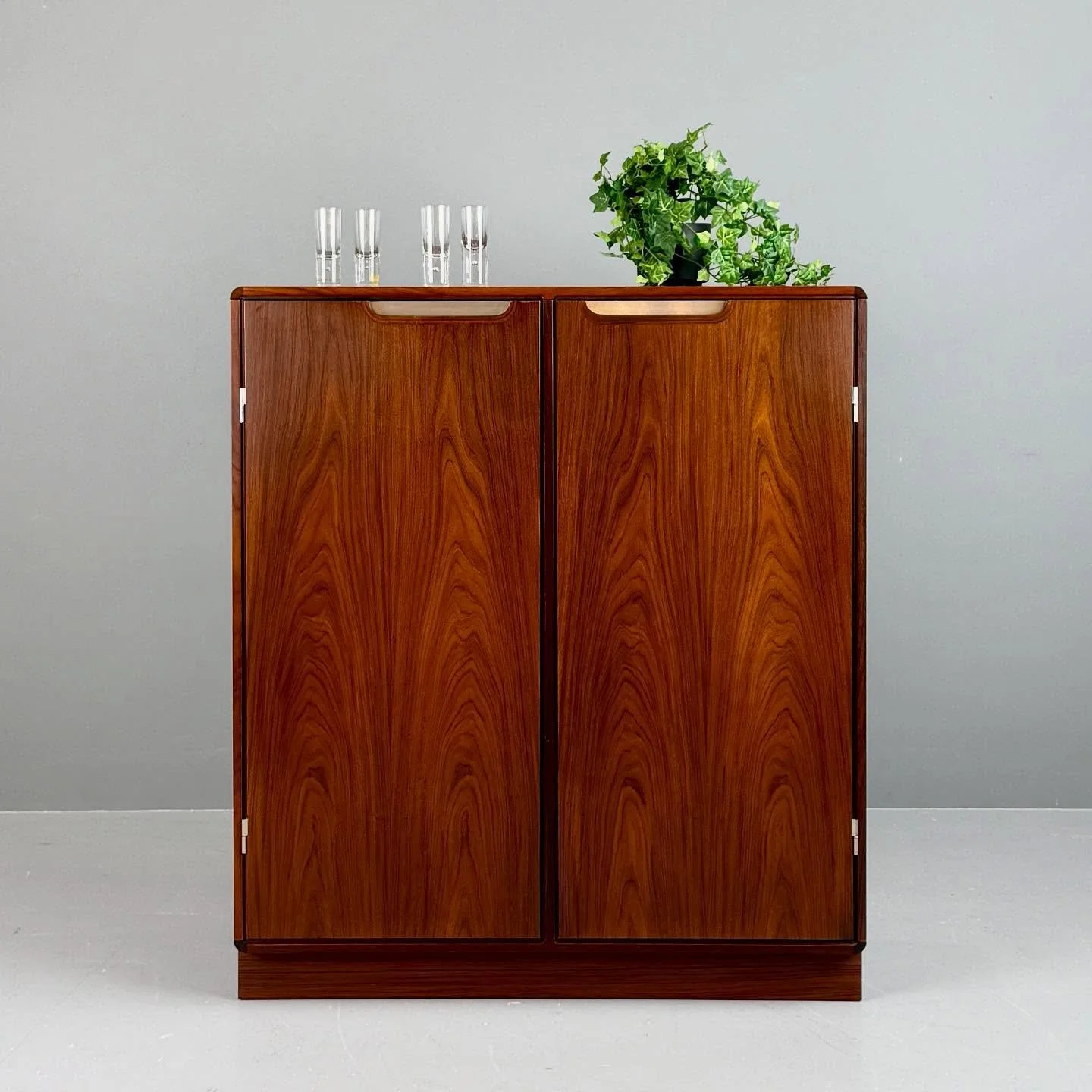 Palisander Cabinet von Posborg &amp; Meyhoff, Sibast

750 Chf
B92 T42 H105

#studiovintagezurich #vintage #zurich #z&uuml;rich #z&uuml;ri #midcenturymodern #schweiz #swiss #switzerland #midcenturymodernfurniture #vintagefurniture #uetikonamsee #vinta