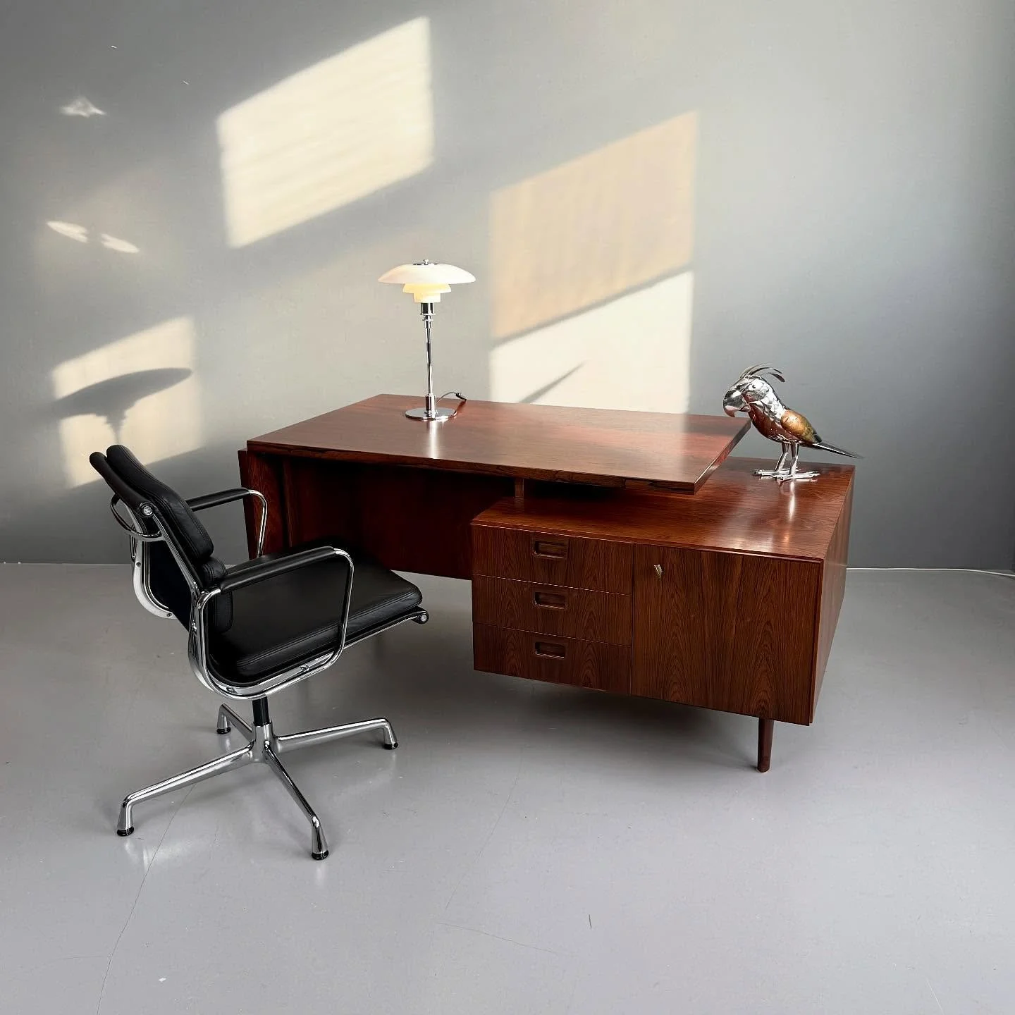 Palisander Schreibtisch von Swiss Form, 1960er Jahre

2450 Chf
L 153/202 
B 75/88
H 74.5

#studiovintagezurich #vintage #zurich #z&uuml;rich #z&uuml;ri #midcenturymodern #schweiz #swiss #switzerland #midcenturymodernfurniture #vintagefurniture #uetik