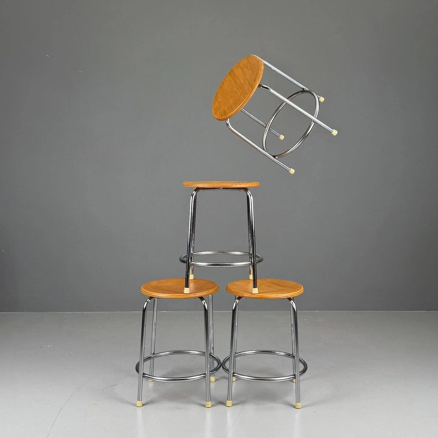 The Flying Hocker

120 Chf / Stk.
H47 D35

#studiovintagezurich #vintage #zurich #z&uuml;rich #z&uuml;ri #midcenturymodern #schweiz #swiss #switzerland #midcenturymodernfurniture #vintagefurniture #uetikonamsee #vintageshop #chemieuetikon #goldk&uuml