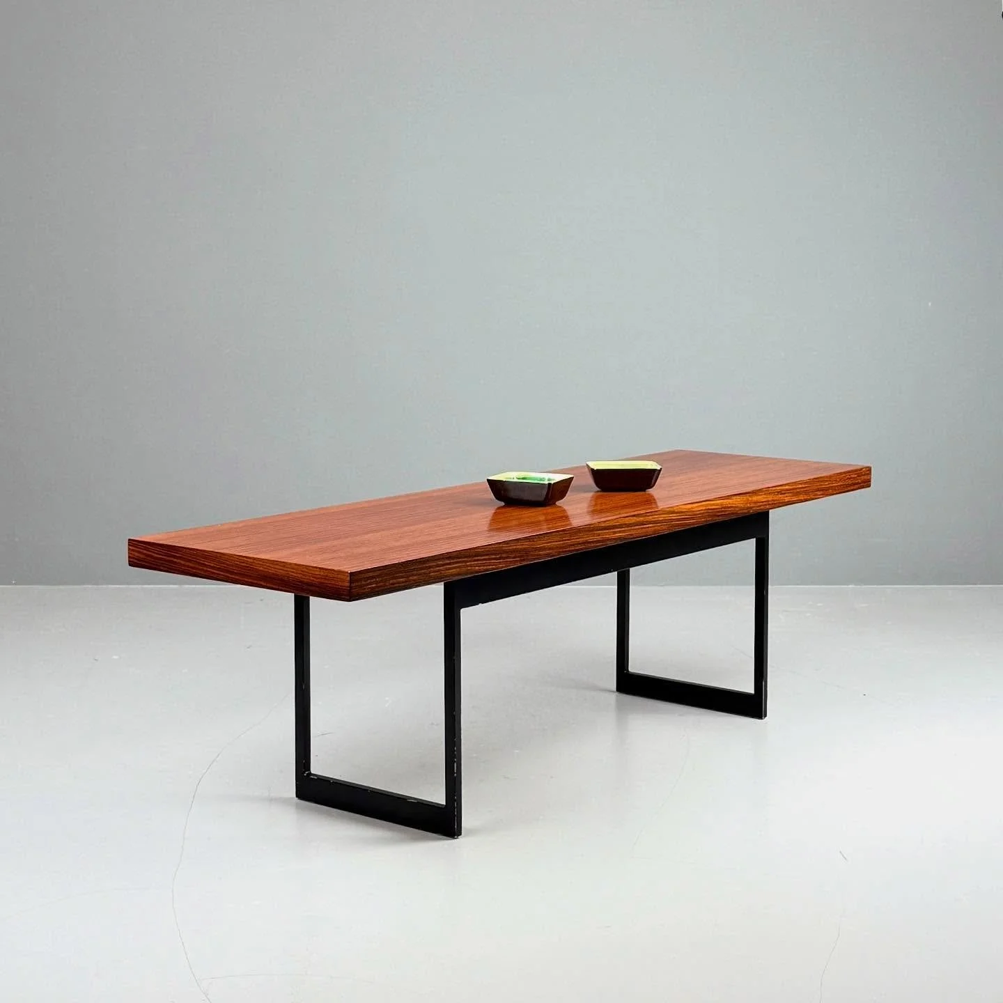 Dieter W&auml;ckerlin Loungetisch in Paisander, Idealheim, 60er

640 Chf
L140 B43 H43
neu lackiert

#studiovintagezurich #vintage #zurich #z&uuml;rich #z&uuml;ri #midcenturymodern #schweiz #swiss #switzerland #midcenturymodernfurniture #vintagefurnit