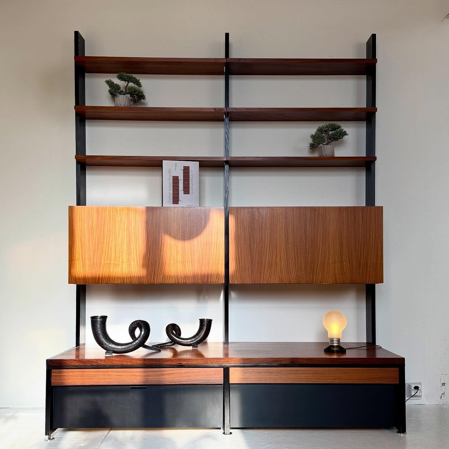 Wandm&ouml;bel Serie II von Dieter Waeckerlin in Palisander, Idealheim

1850 Chf
H226 B180 T65/38/20

#studiovintagezurich #vintage #zurich #z&uuml;rich #z&uuml;ri #midcenturymodern #schweiz #swiss #switzerland #midcenturymodernfurniture #vintagefurn