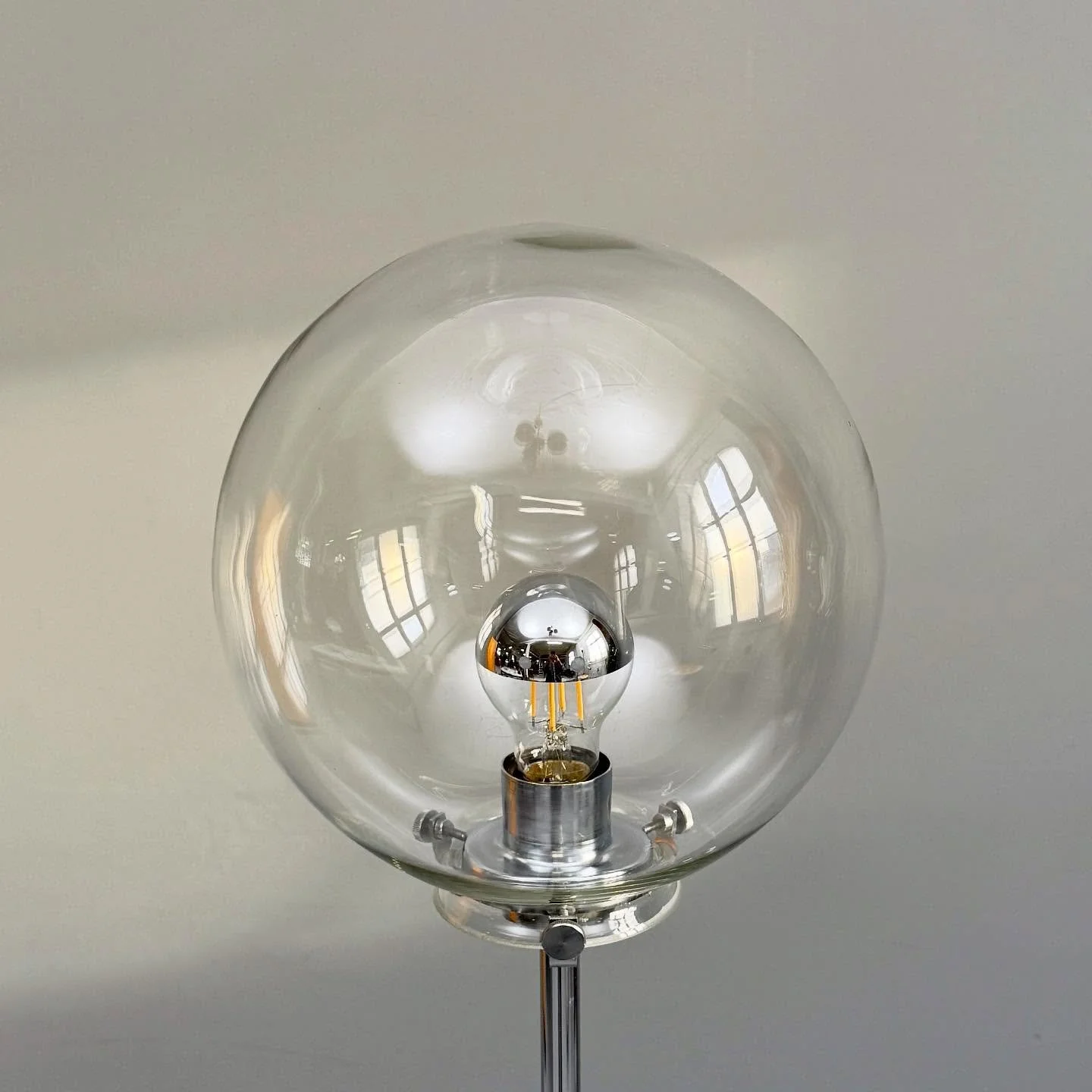 Stehlampe mit Glaskugel

340 Chf
H148 D25

#studiovintagezurich #vintage #zurich #z&uuml;rich #z&uuml;ri #midcenturymodern #schweiz #swiss #switzerland #midcenturymodernfurniture #vintagefurniture #uetikonamsee #vintageshop #chemieuetikon #goldk&uuml