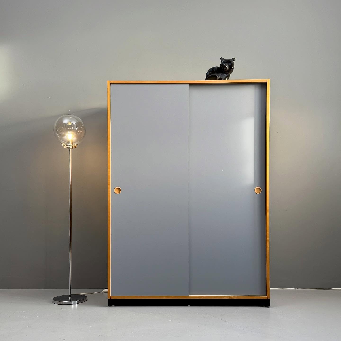 Kleiderschrank mit Schiebet&uuml;ren

1250 Chf
B120 T69 H169

#studiovintagezurich #vintage #zurich #z&uuml;rich #z&uuml;ri #midcenturymodern #schweiz #swiss #switzerland #midcenturymodernfurniture #vintagefurniture #uetikonamsee #vintageshop #chemie