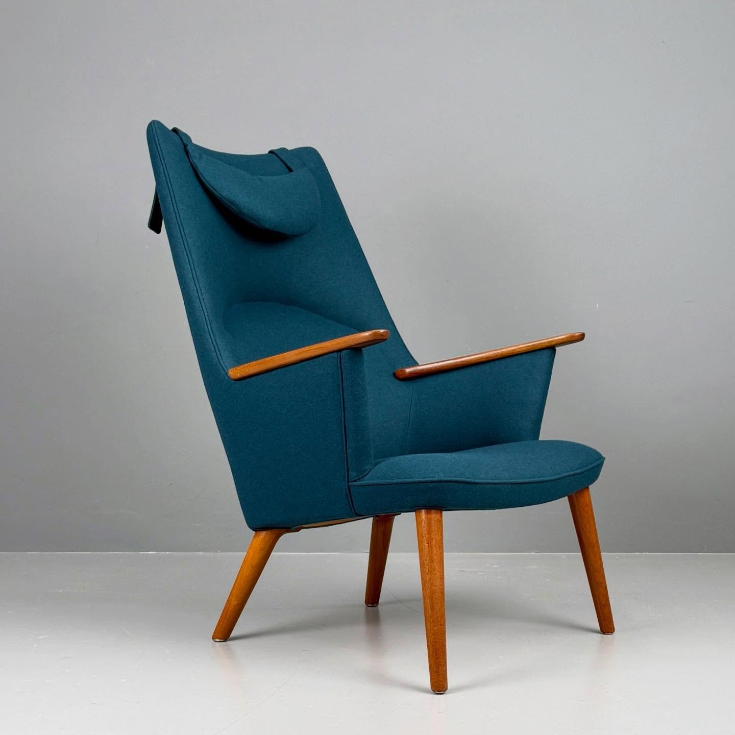 The rare Mama Bear Chair 
von Hans J. Wegner, Denmark

Preis auf Anfrage 
(neu aufgepolstert)

#studiovintagezurich #vintage #zurich #z&uuml;rich #z&uuml;ri #midcenturymodern #schweiz #swiss #switzerland #midcenturymodernfurniture #vintagefurniture #