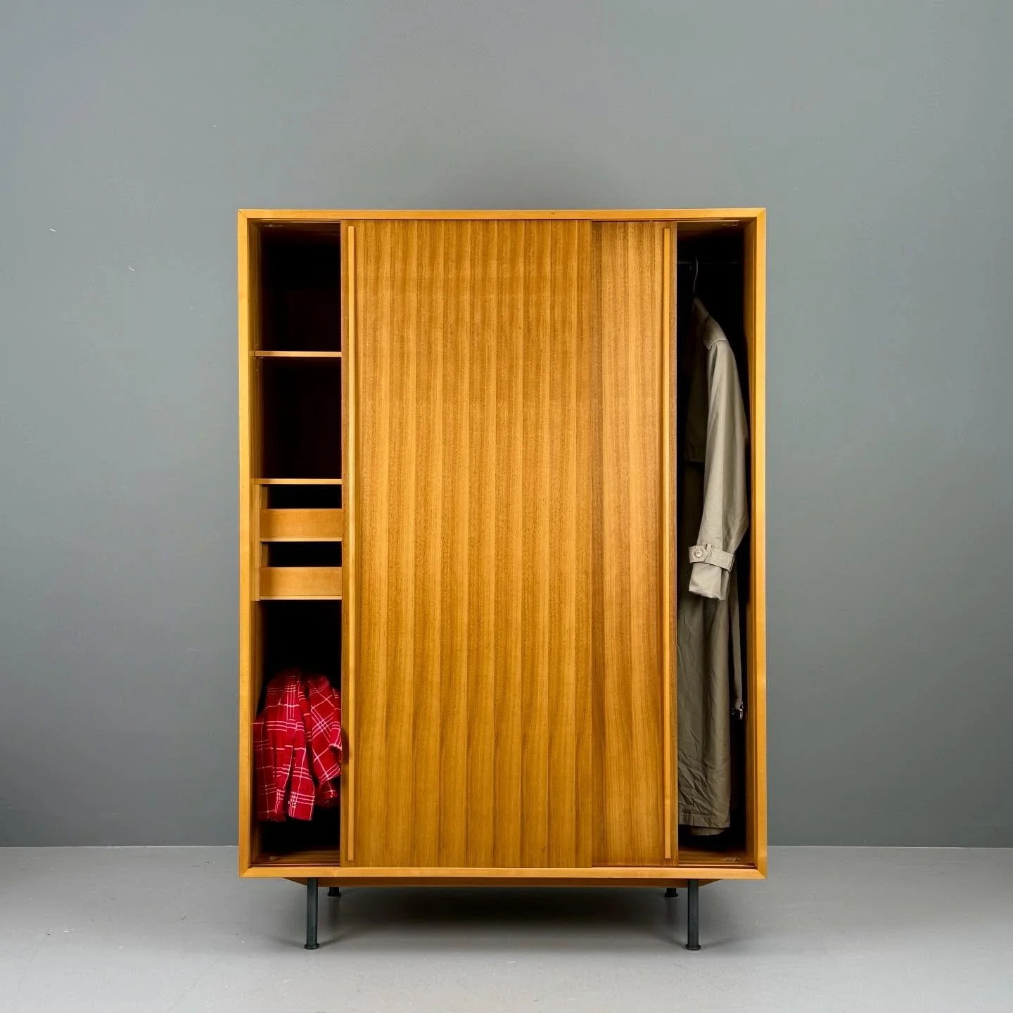 Kleiderschrank mit Schiebet&uuml;ren

1050 Chf
H170 B120 T57

#studiovintagezurich #vintage #zurich #z&uuml;rich #z&uuml;ri #midcenturymodern #schweiz #swiss #switzerland #midcenturymodernfurniture #vintagefurniture #uetikonamsee #vintageshop #chemie