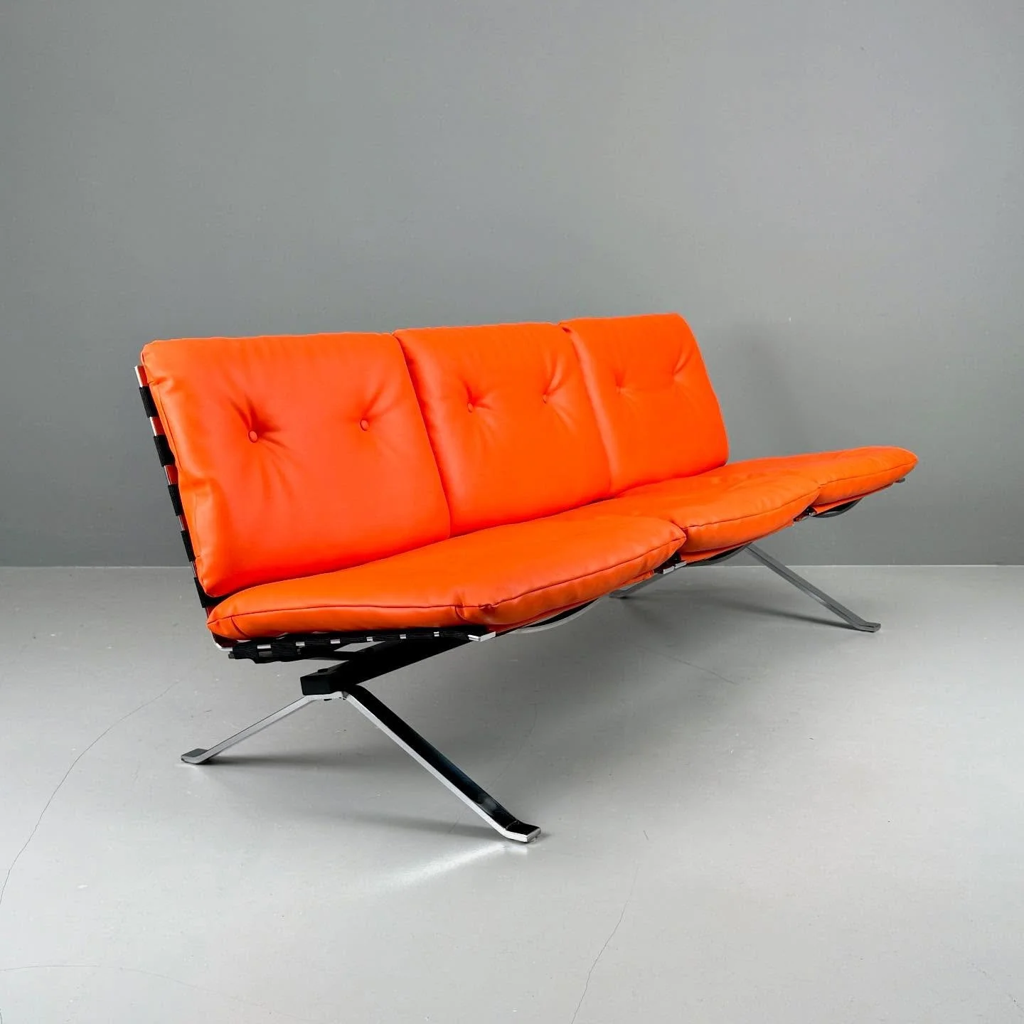 Sofa von Hans Eichenberger f&uuml;r Girsberger

2650 Chf
L185 B70 H72
Kunstleder, neue Bespannung

#studiovintagezurich #vintage #zurich #z&uuml;rich #z&uuml;ri #midcenturymodern #schweiz #swiss #switzerland #midcenturymodernfurniture #vintagefurnitu