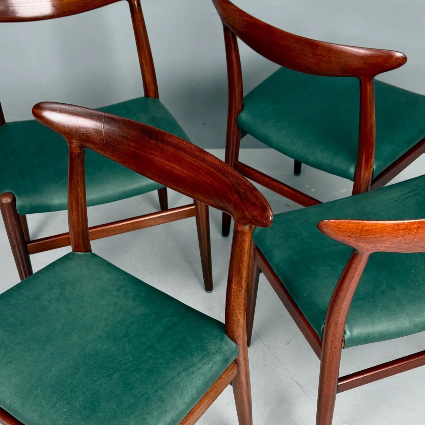 Teak St&uuml;hle W2 von Hans J. Wegner f&uuml;r C.M. Madsen, Denmark

950 Chf / Stuhl
SH46
Set bevorzugt 
insgesamt 8 verf&uuml;gbar 
4 in gr&uuml;nem / 4 in schwarzem Leder

#studiovintagezurich #vintage #zurich #z&uuml;rich #z&uuml;ri #midcenturymo