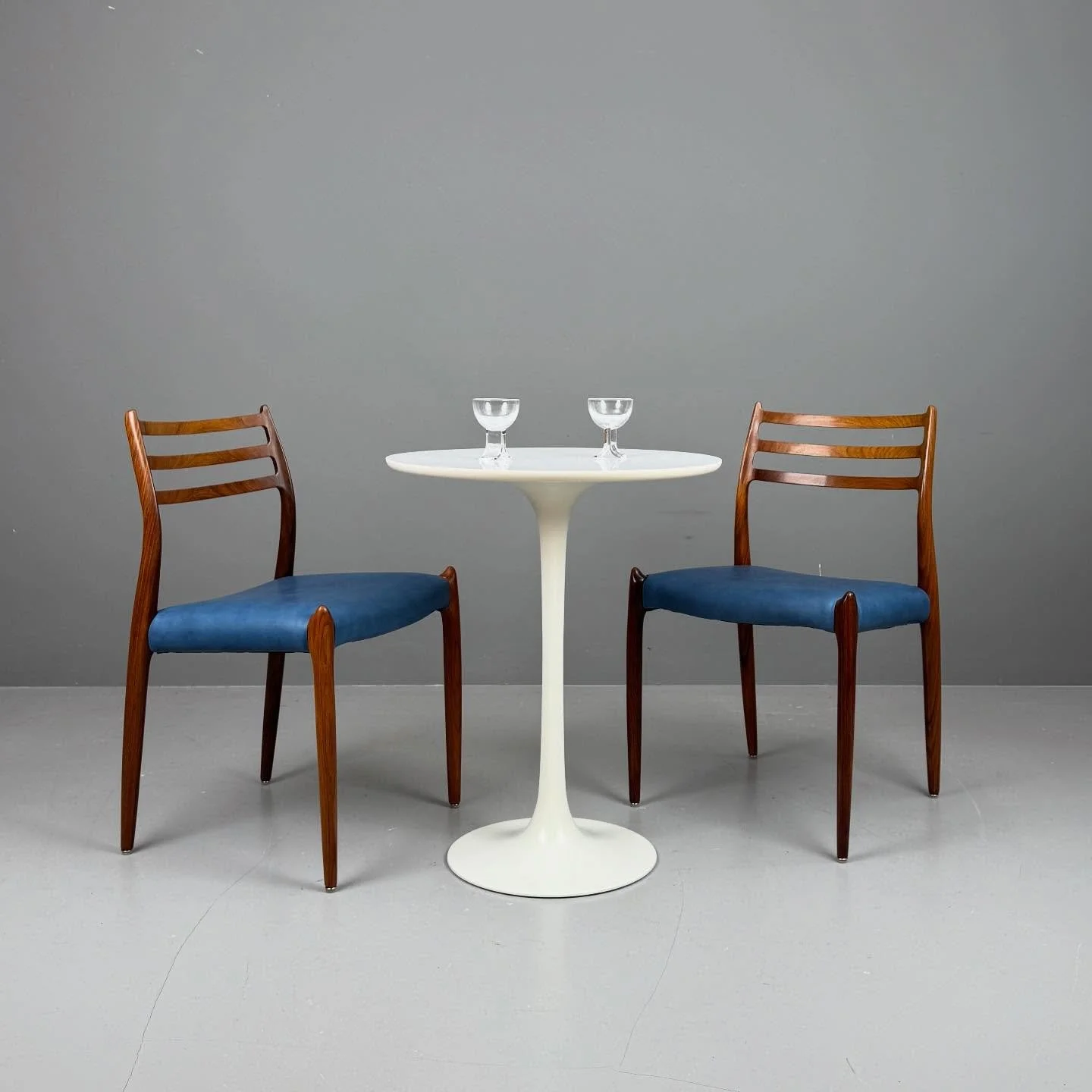 Arkana Tulip Bistrotisch von Maurice Burke

650 Chf
D60 H73

#studiovintagezurich #vintage #zurich #z&uuml;rich #z&uuml;ri #midcenturymodern #schweiz #swiss #switzerland #midcenturymodernfurniture #vintagefurniture #uetikonamsee #vintageshop #chemieu