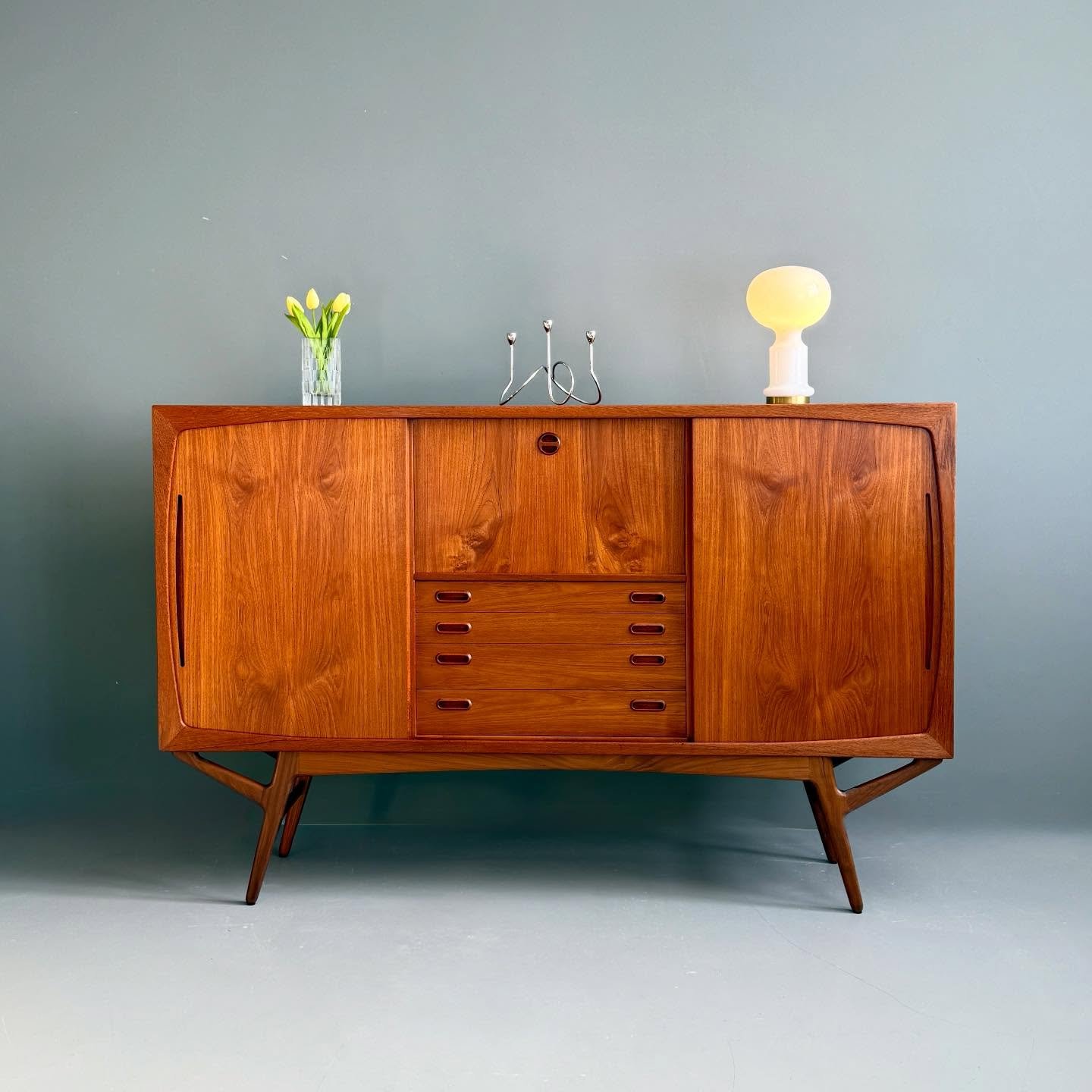 Harry &Oslash;stergaard Teak Highboard

2650 Chf
L200 T44 H128

#harryostergaard #highboard #teakfurniture #midcenturyfurniture #vintageshop