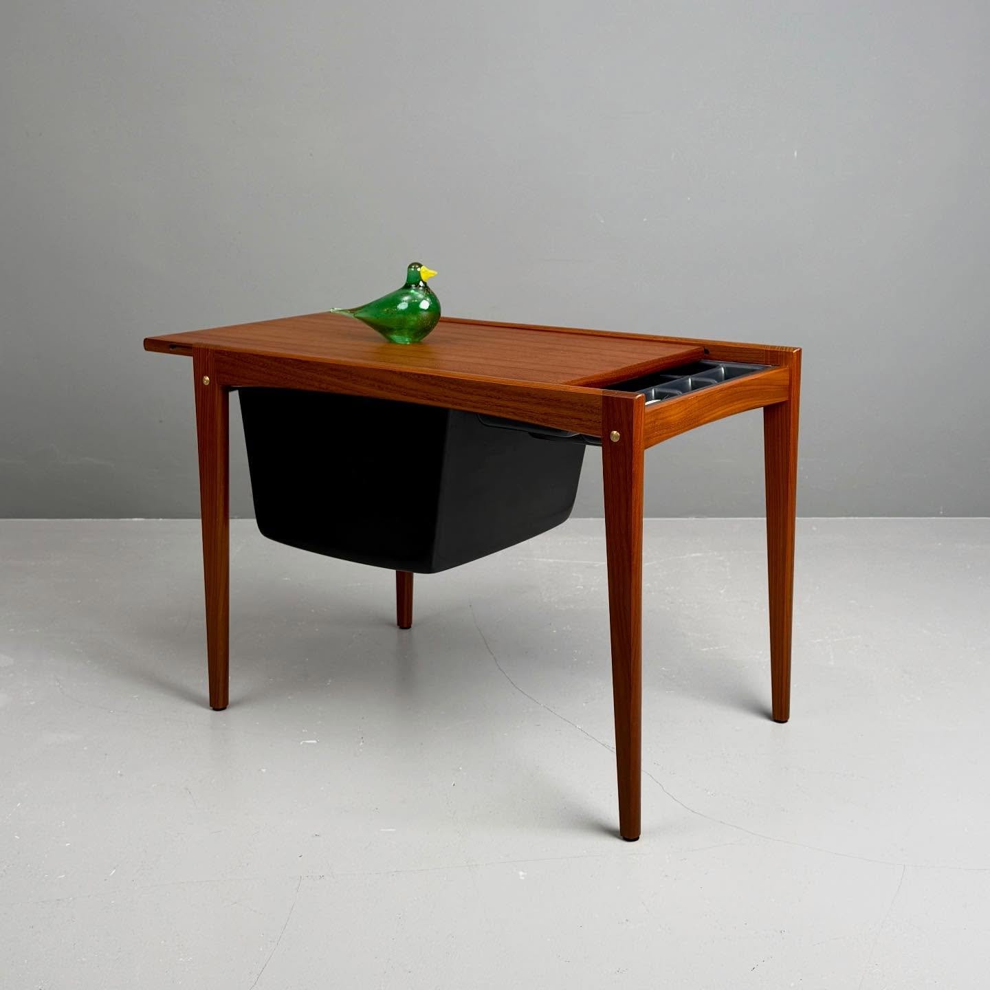 D&auml;nischer N&auml;h- und Beistelltisch 

260 Chf
L64 B40 H49

Finnischer Glasvogel
65 Chf

#danishfurniture #n&auml;htisch #glassart #teakfurniture #midcenturydesign