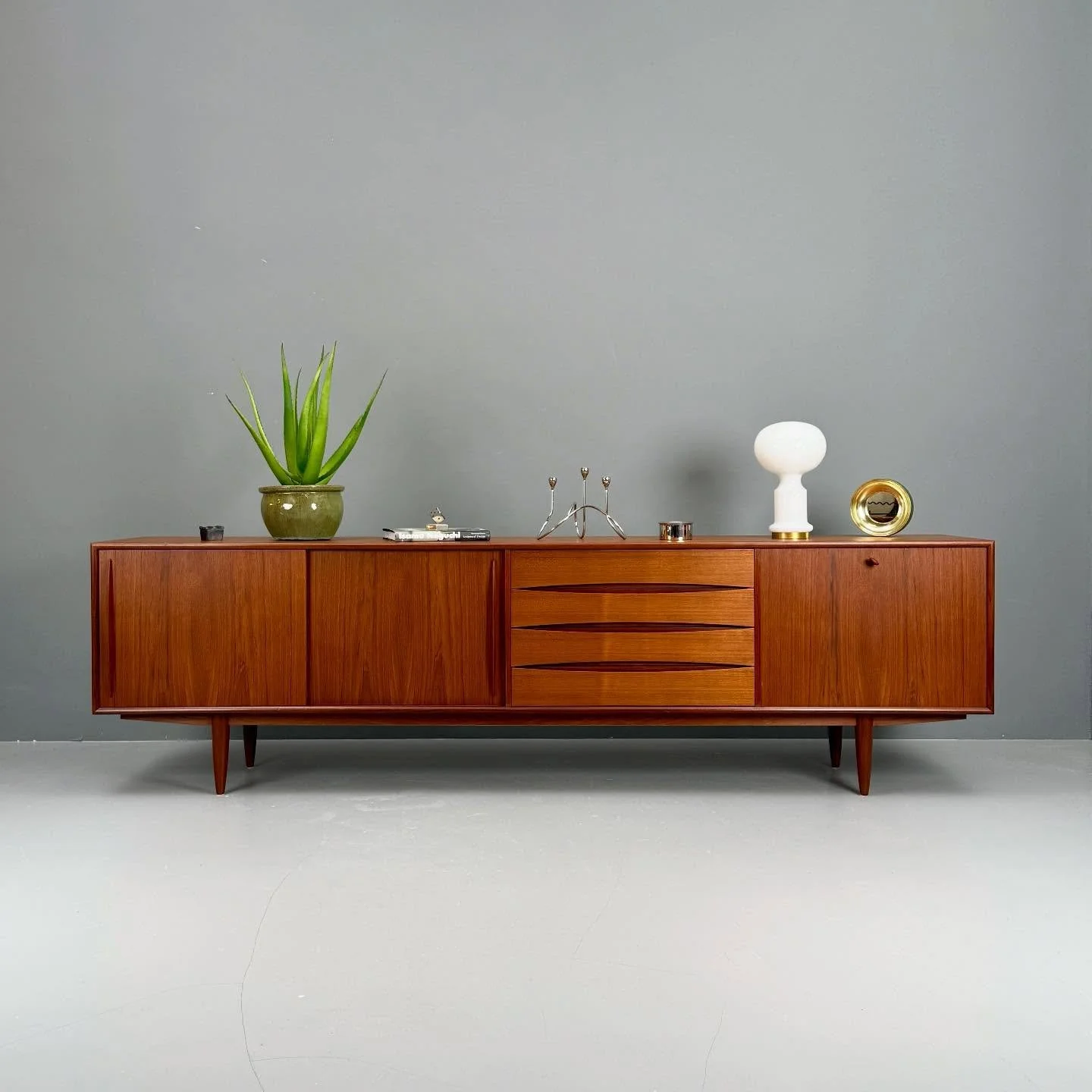 Swiss Teak Sideboard der 60er Jahre

3600 Chf
L260 T47 H75

restauriert 

#swissmade #teakfurniture #teaksideboard #sideboard #midcenturyhome