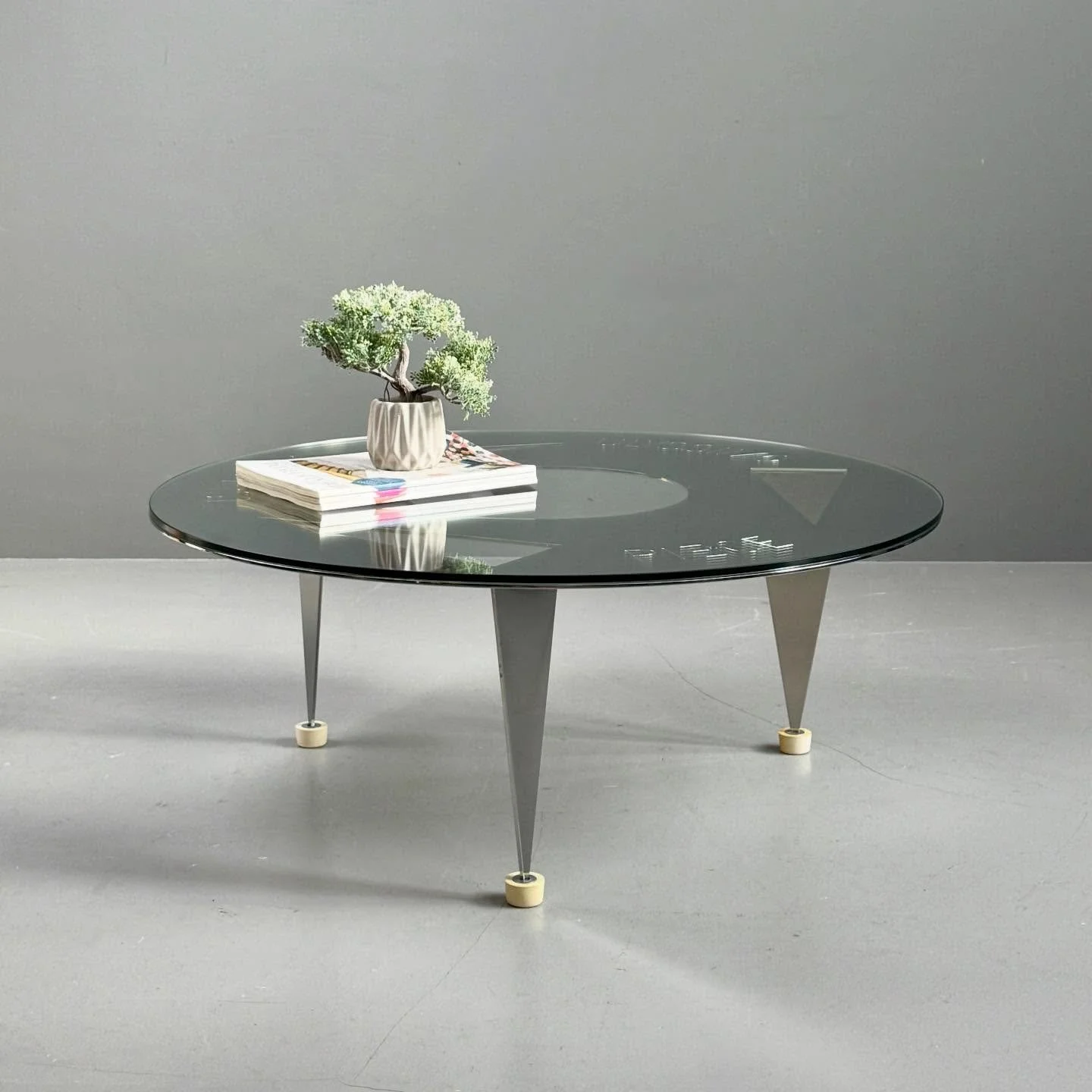 Couchtisch Reisser von Ulysses M&uuml;ller f&uuml;r Ulyssimo
&sbquo;Reissnageltisch&lsquo;

Chf
D90 H37

#designklassiker #ulyssesmueller #reissnagel #couchtisch #interiordesign