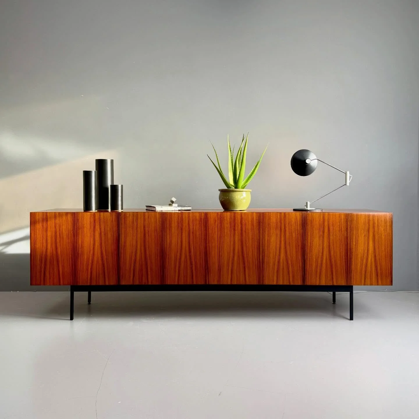 Dieter W&auml;ckerlin Sideboard B40 in Palisander, Idealheim

4.800 Chf
L262 T55 H82

#dieterwaeckerlin #idealheim #swissmade #sideboard #vintagesideboard