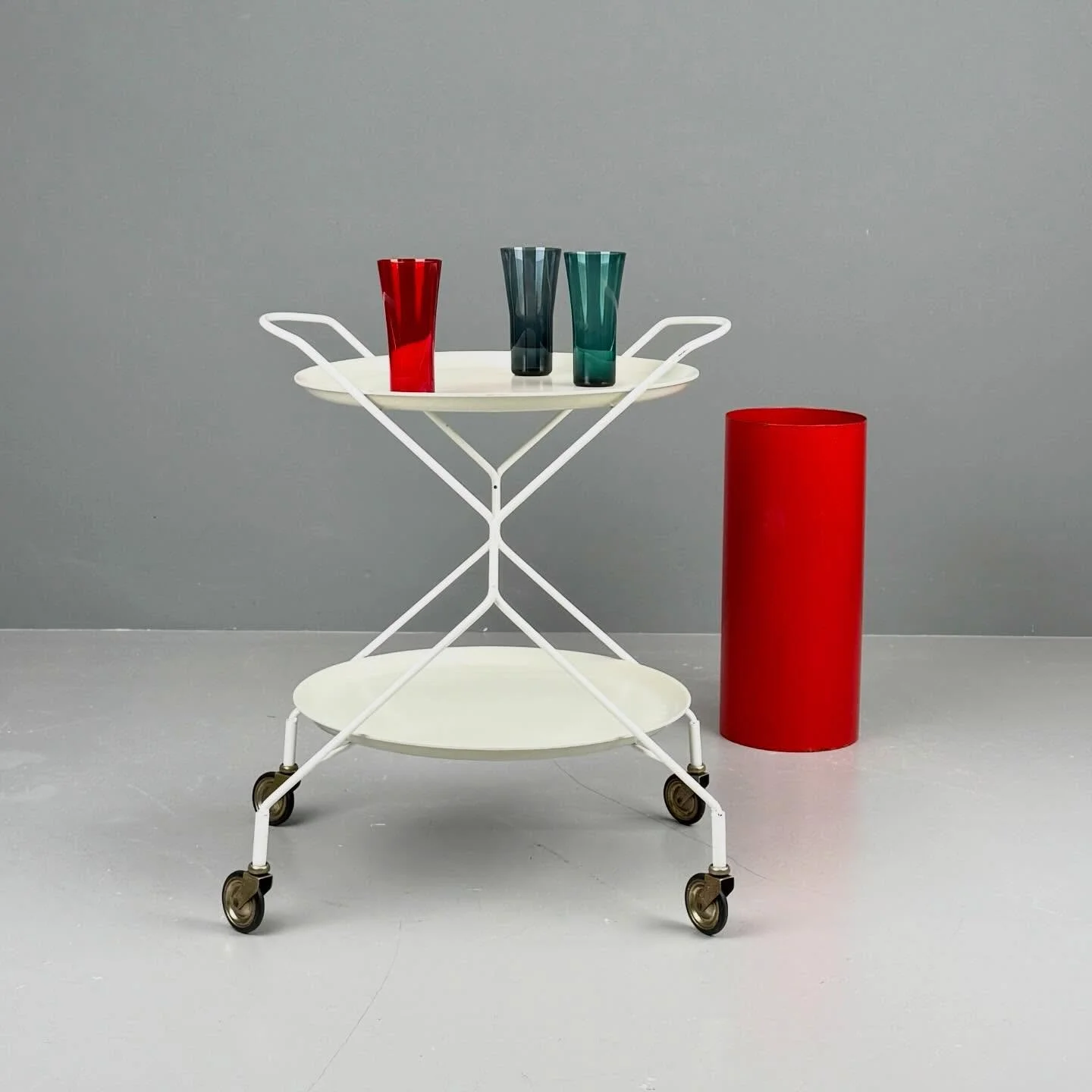 Serviertrolley en blanc

280 Chf
D46 H64

Schirmst&auml;nder Metall
80 Chf
D20 H46

#servierwagen #bartrolley #schirmst&auml;nder #barwagen #bar