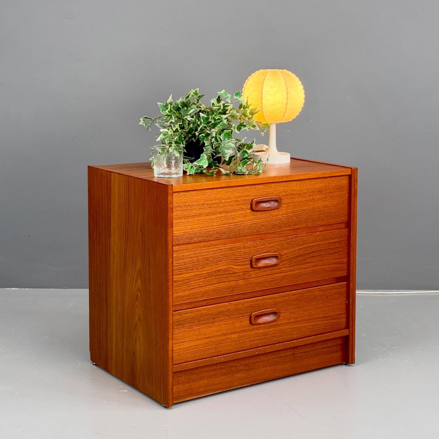 Kleine Kommode in Teak

380 Chf
B60 T43 H55

Lampe 160 Chf
H26 D18

#kommode #commode #nachttisch #teakfurniture #schlafzimmerideen