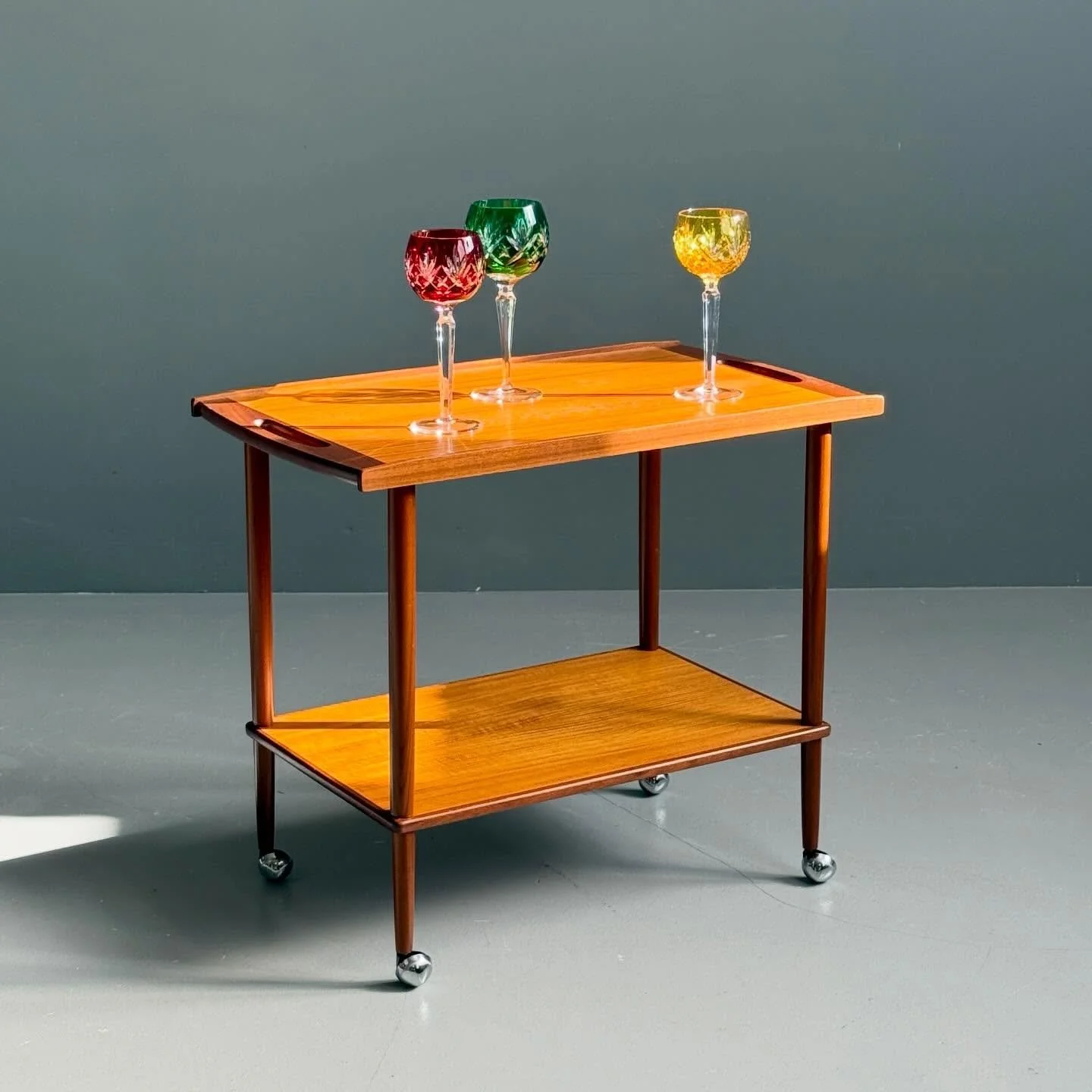 D&auml;nischer Midcentury Servierwagen in Teak

280 Chf
L66 B39 H56

#servierwagen #teakfurniture #danishfurniture #bartrolley #zuhauseistesamsch&ouml;nsten