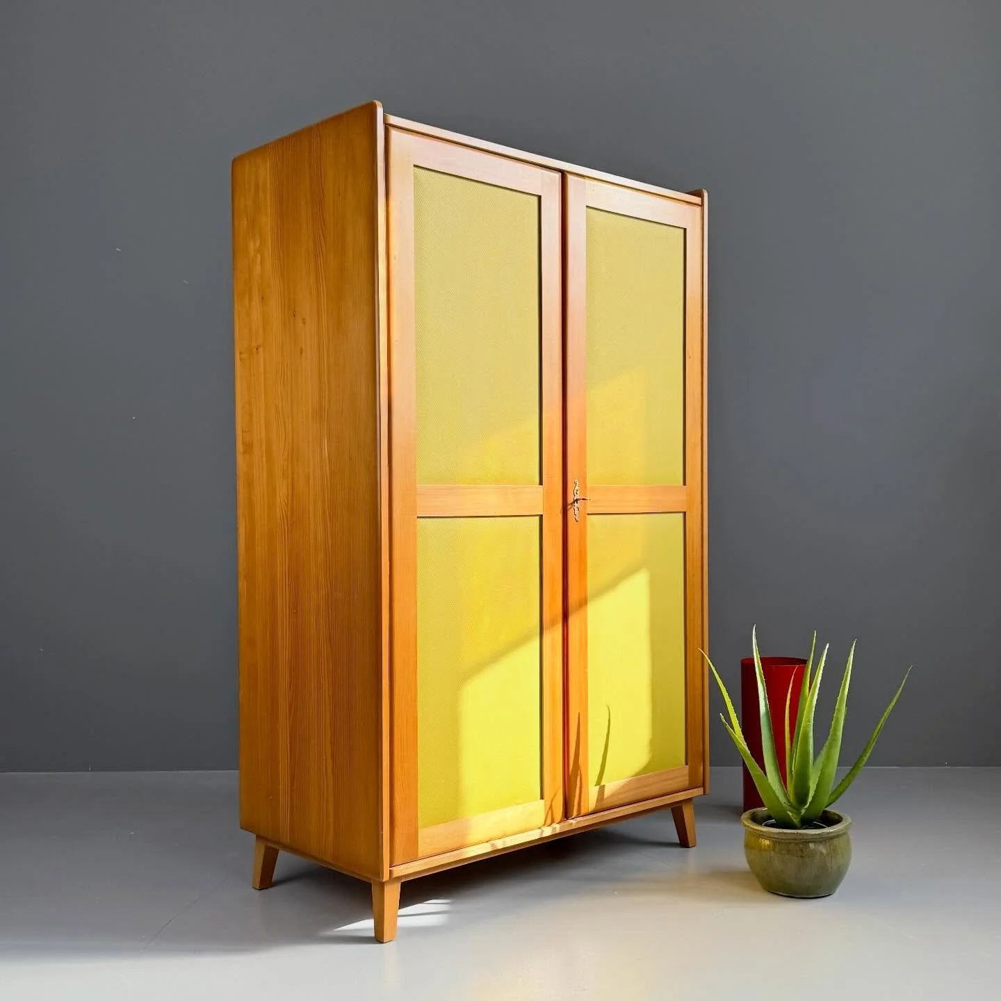 Sonniger Kleiderschrank 

780 Chf
B110 T59 H176

#kleiderschrank #wardrobe #gelb #schlafzimmerm&ouml;bel #schrank