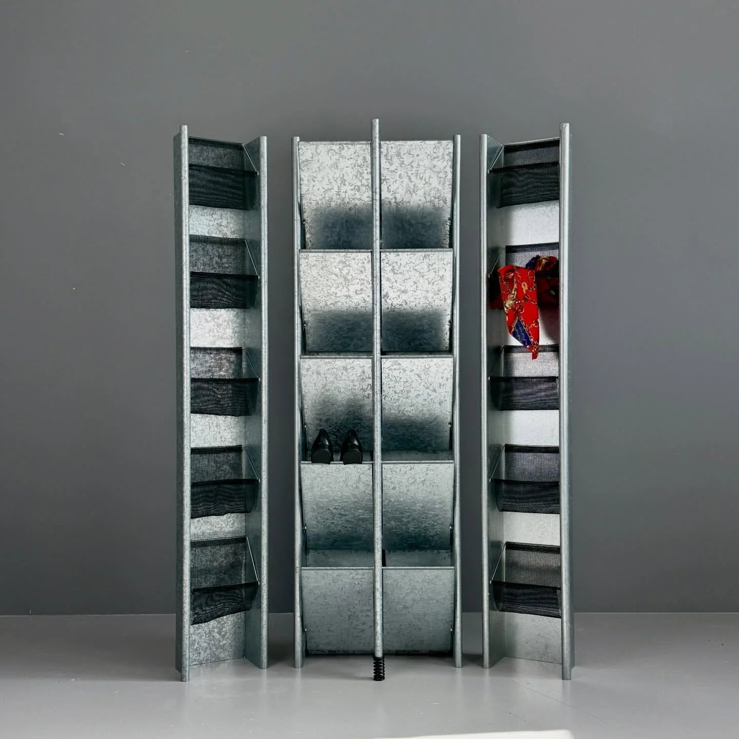 Schuhkippe &amp; Netzcontainer von Lehni

Kippe 450 Chf
B53 T16 H165

Netz je 250 Chf
B28 T16 H165

#schuh #lehni #swissmade #metall #schuhschrank