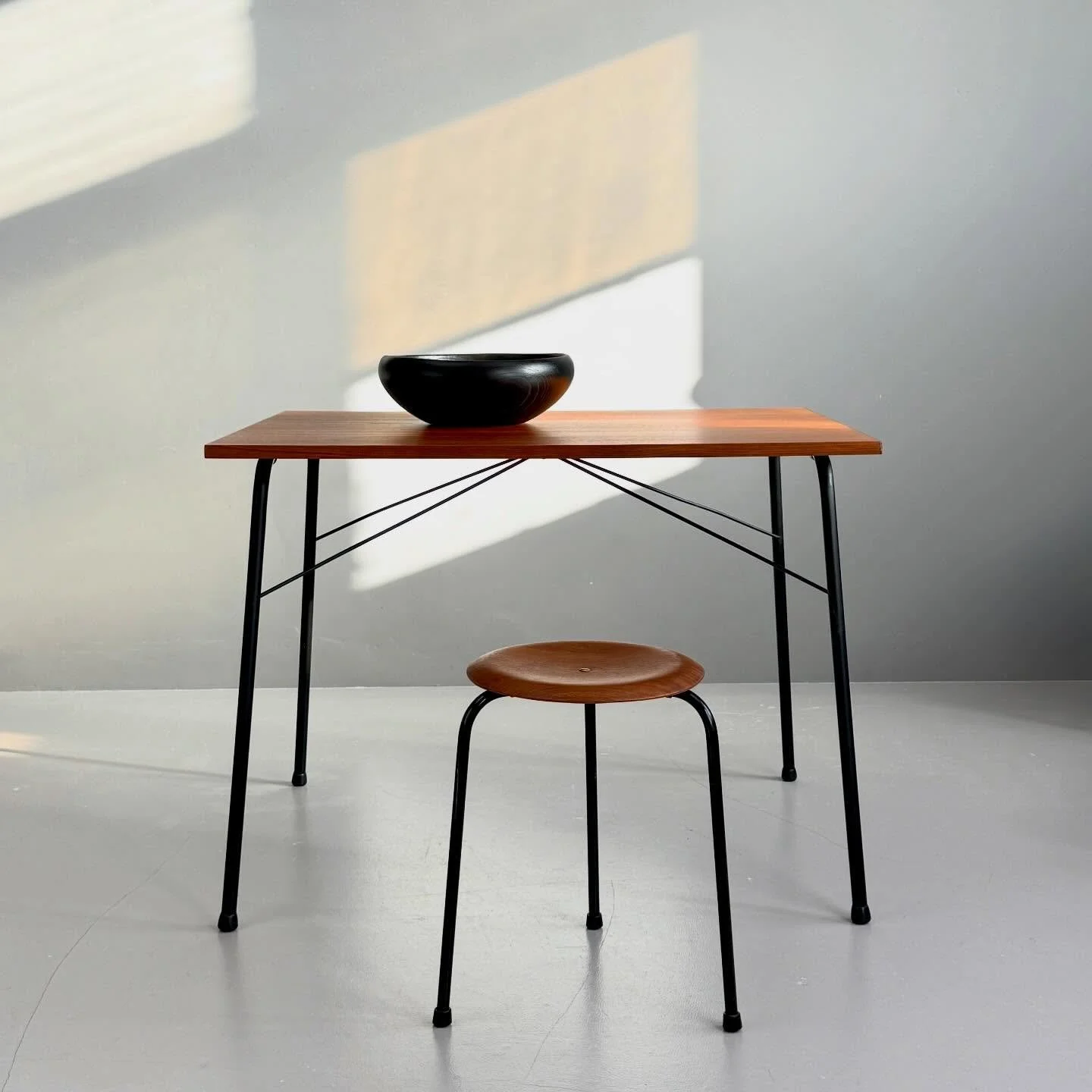 Teakholz Klapptisch, KWA Sweden

650 Chf
L100 B75 H72
neu lackiert

Hocker 220 Chf

St&uuml;hle je 350 Chf
neu gepolstert 

#teakfurniture #teaktable #teakstool #teakchair #fr&uuml;hst&uuml;ckstisch