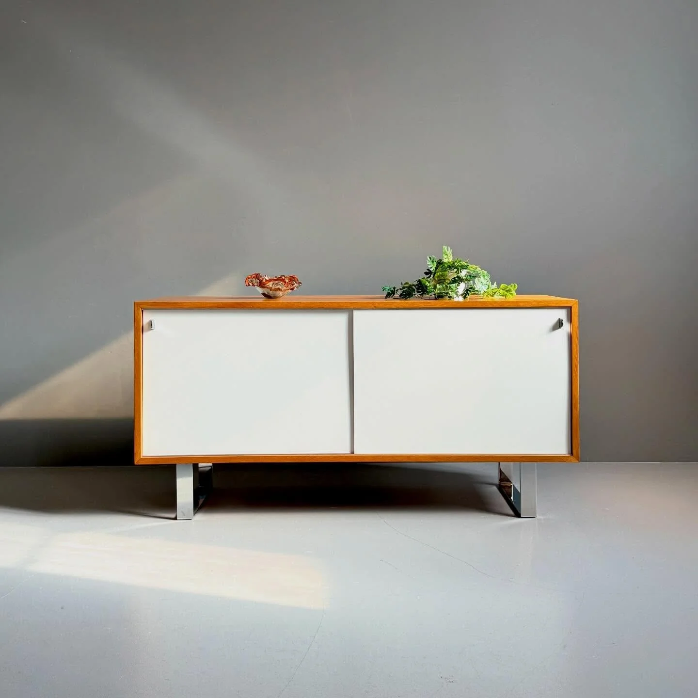 Schiebet&uuml;r Sideboard

❌ sold 🤷🏼&zwj;♂️
L134 T49 H67

#sideboard #vintagesideboard #midcenturysideboard #midcenturyfurniture #vintagem&ouml;bel