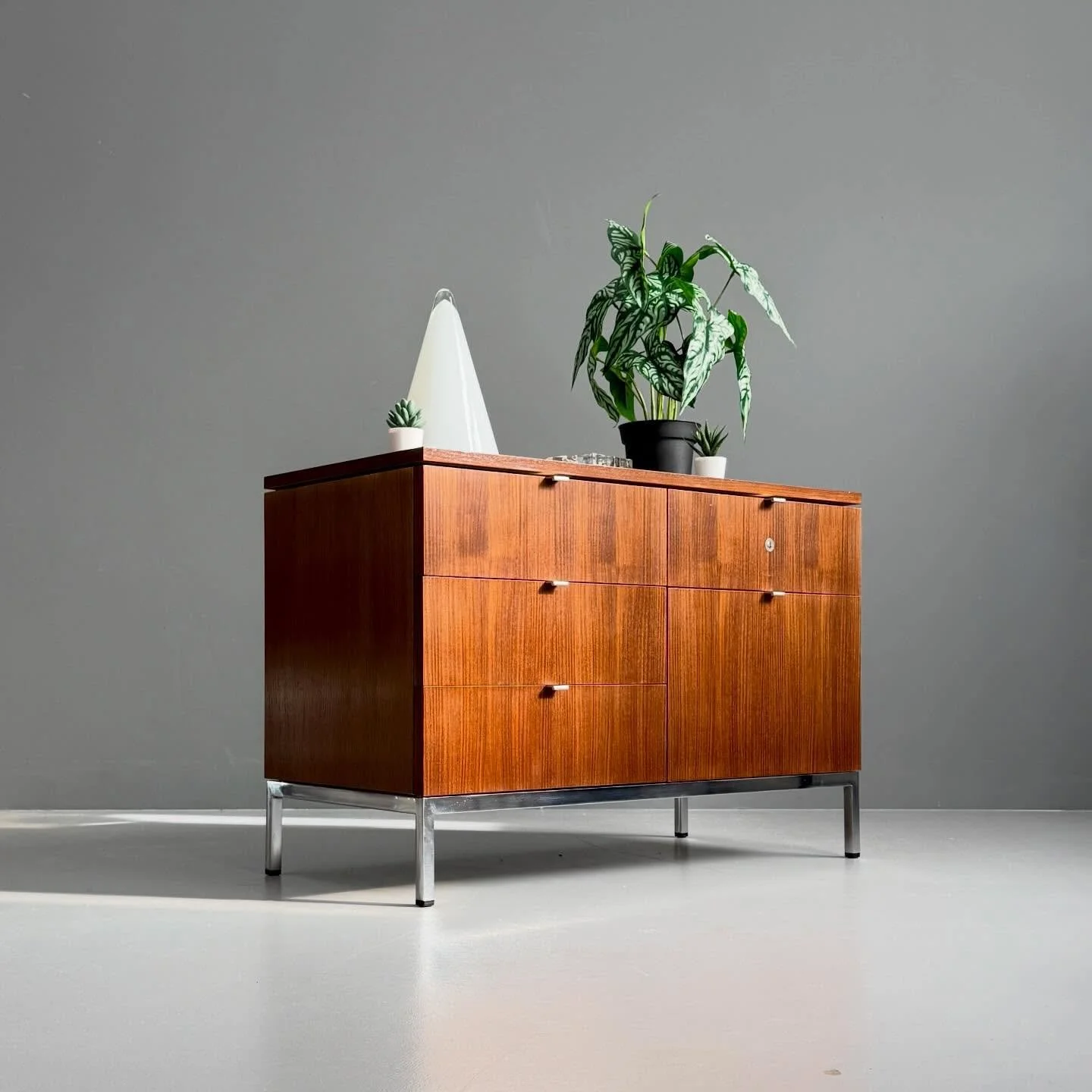 Florence Knoll Sideboard f&uuml;r Knoll International 

1850 Chf
L95 T45 H65

#florenceknoll #knollinternational #midcenturysideboard #designklassiker #interiordesign