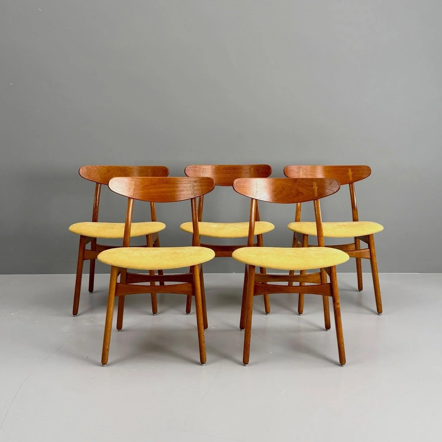 Hans J. Wegner &uuml;ber Alles

CH30 St&uuml;hle, Carl Hansen &amp; Son
850 Chf / Stk.
5 x gelb / 4 x blau

Tisch AT-309, Teak und Eiche, Andreas Tuck
4800 Chf
L128/228 B86 H72

Set bevorzugt 
komplett restauriert 

#hansjwegner #andreastuck #hansweg