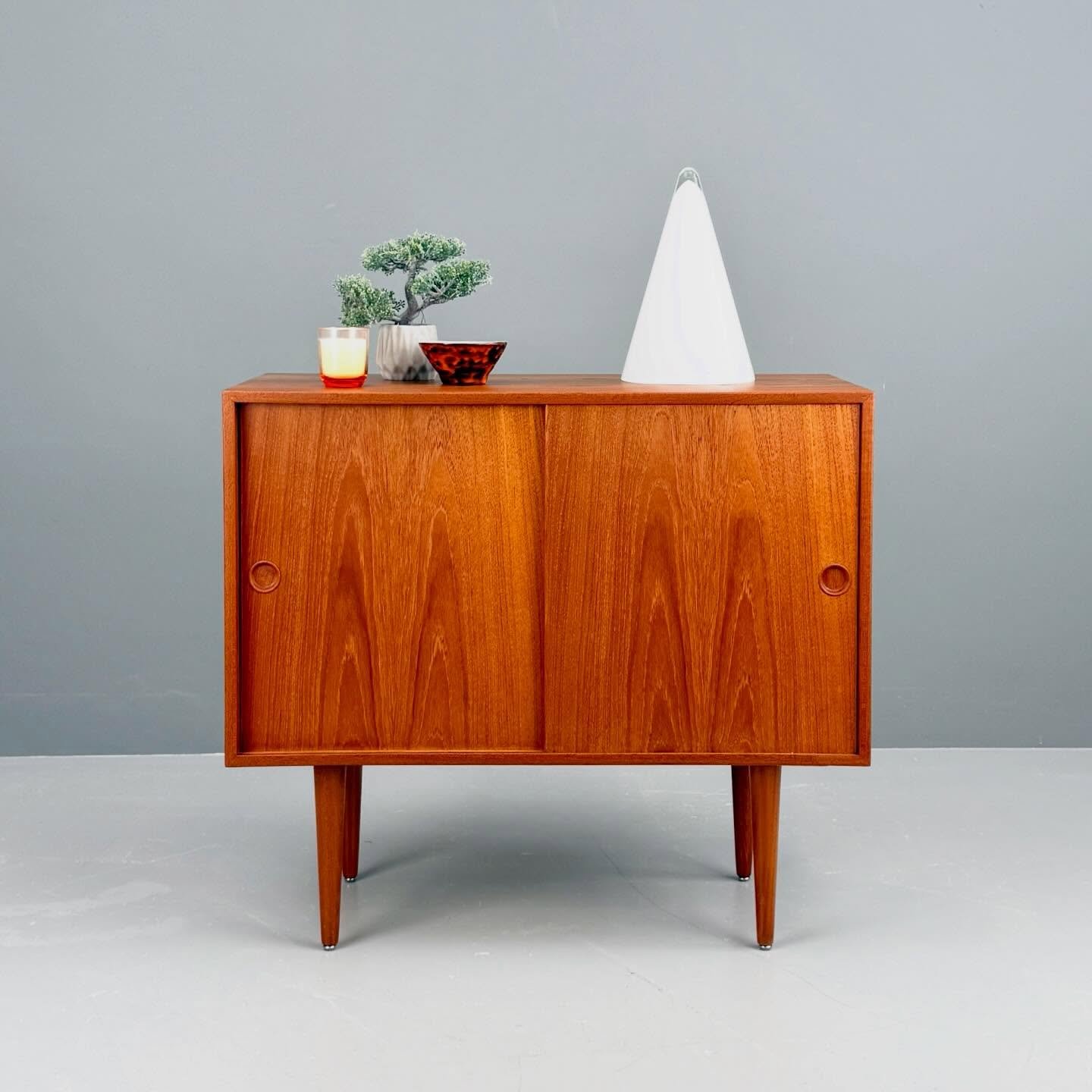 Teak Kommode von Kai Kristiansen 

650 Chf
L86 T40 H76

#kaikristiansen #danishfurniture #teakfurniture #kommode #commode