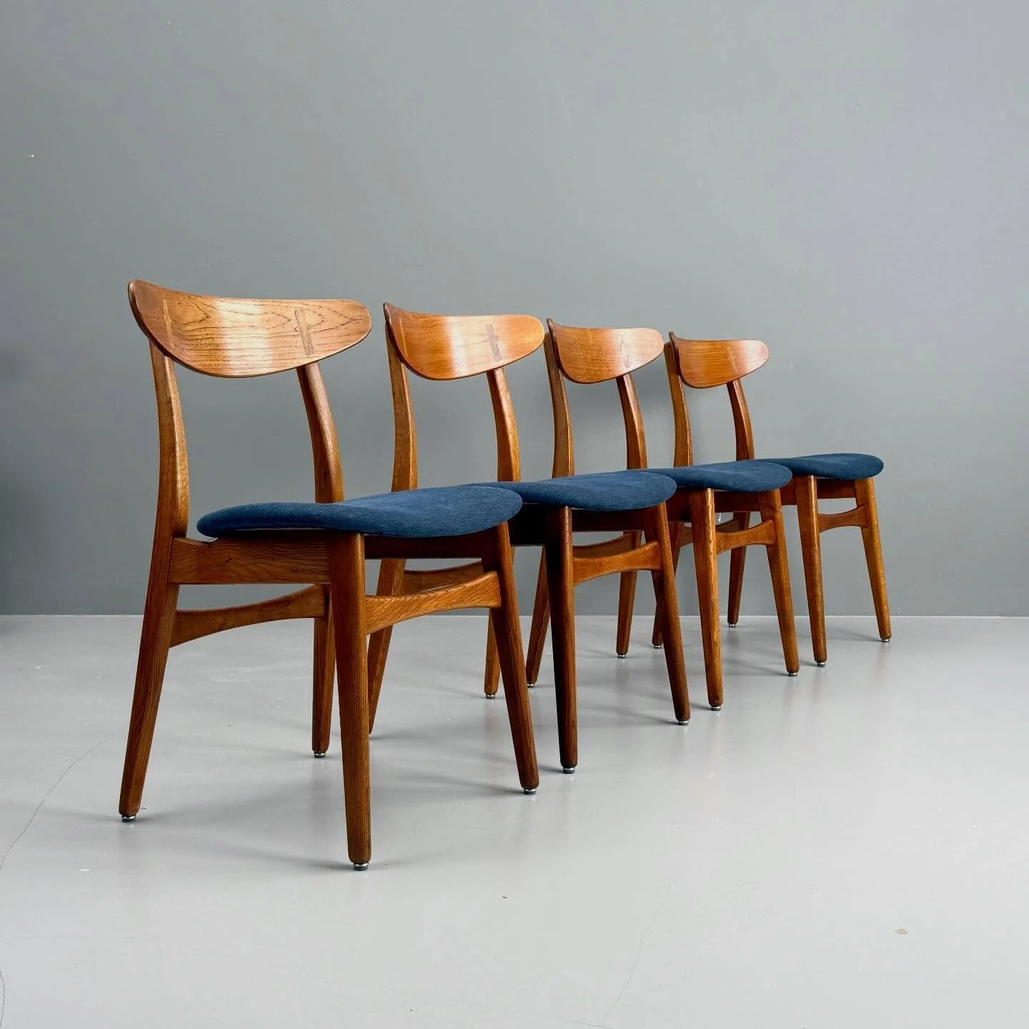 Hans J. Wegner &uuml;ber Alles

CH30 St&uuml;hle, Carl Hansen &amp; Son
850 Chf / Stk.
4 x blau / 5 x gelb

Tisch AT-309, Teak und Eiche, Andreas Tuck
4800 Chf
L128/228 B86 H72

Set bevorzugt 
komplett restauriert 

#hansjwegner #andreastuck #hansweg