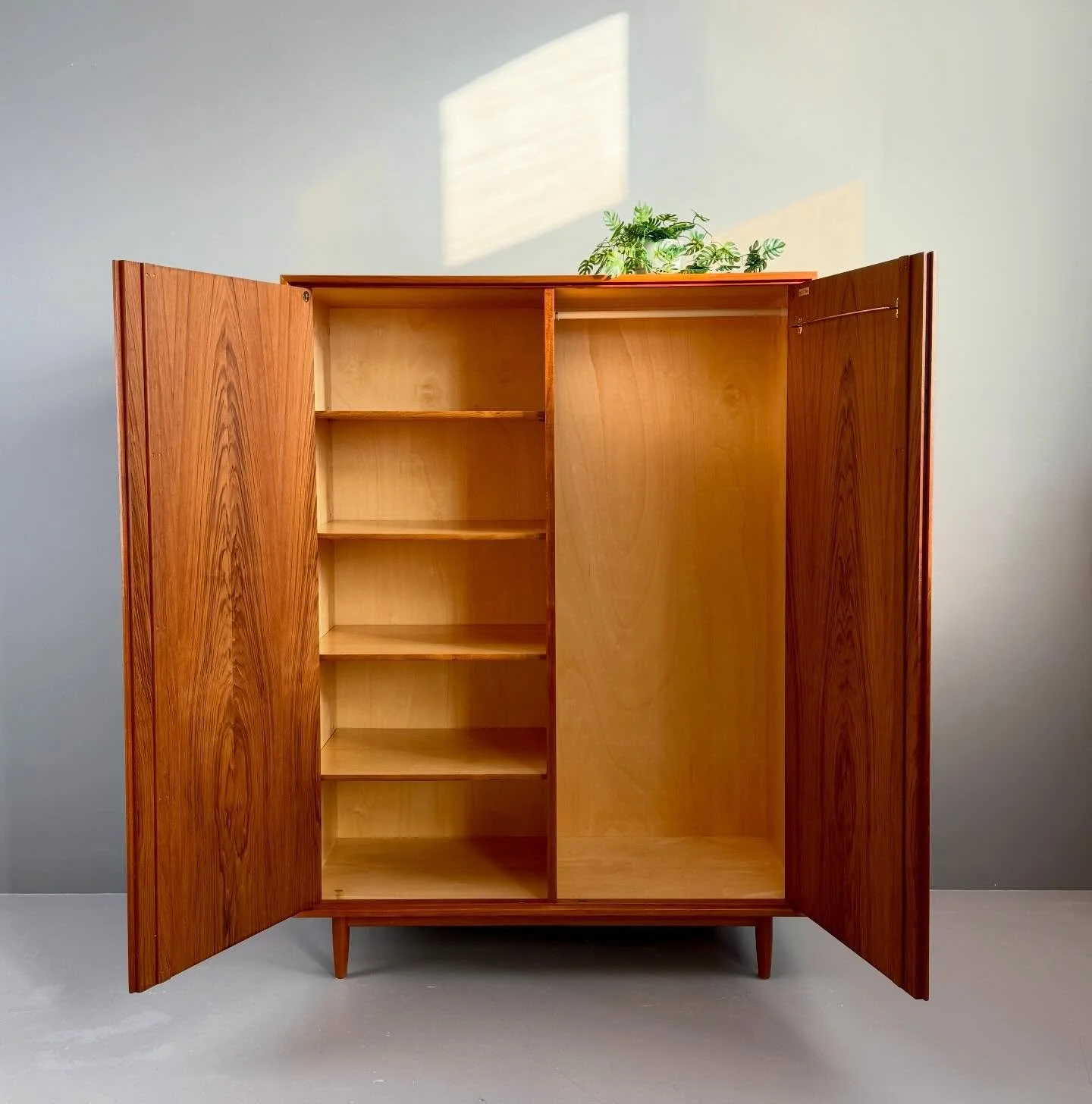 Am Ostersamstag 4.4. bleiben wir geschlossen !

Teak Kleiderschrank von SWISS TEAK

1150 Chf
B115 T53 H155

#kleiderschrank #swissteak #vintagewardrobe #adolfsuter #ostersamstag