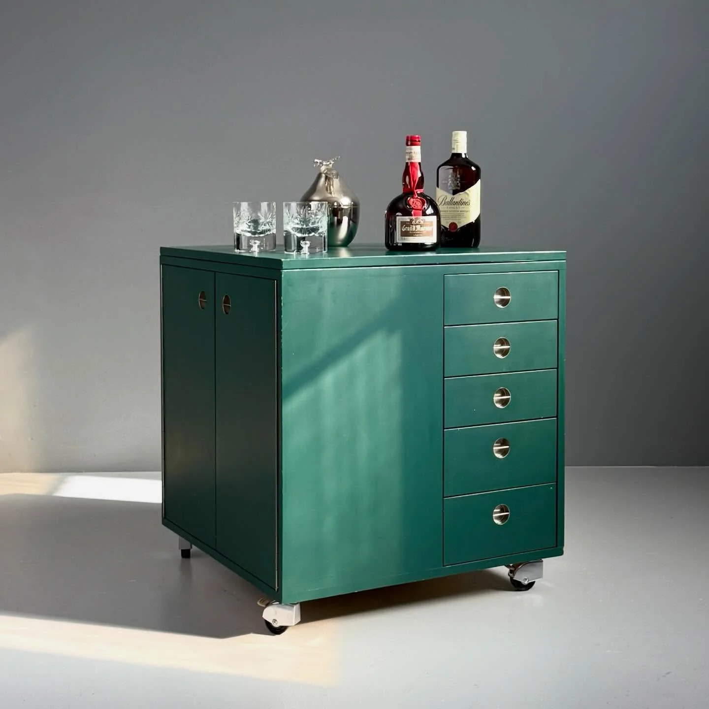 Der Flair Boy von Verena Huber, Wohnhilfe

B 62x62 L124 H68

#verenahuber #wohnhilfe #flairboy #servierboy #swissmade