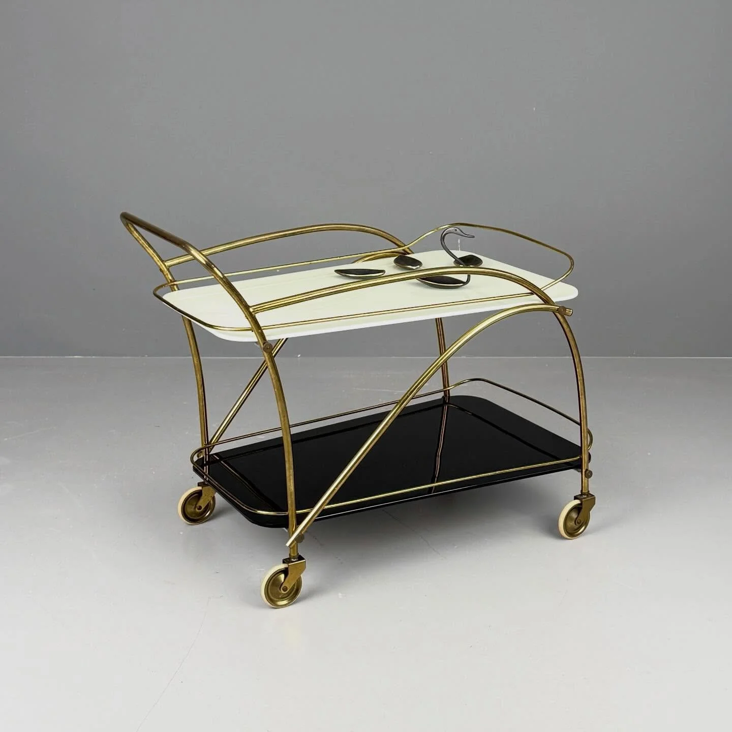 Goldiger Servierwagen mit weissem und schwarzem Glas

460 Chf
L80 B50 H48/63

#servierwagen #barwagen #bartrolley #midcenturyhome #interiordesign