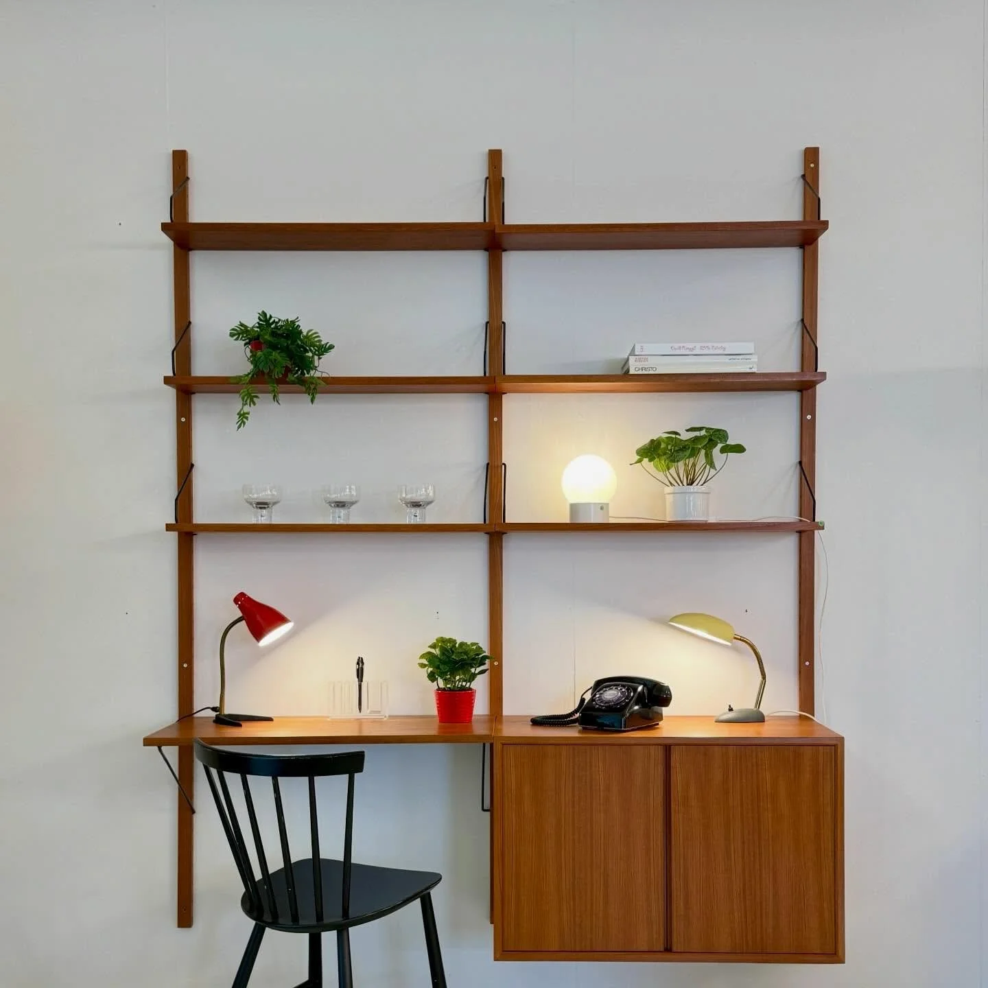 Wandregalsystem in Teak von Poul Cadovius, Denmark

1850 Chf
B164 T40/20 H198

#poulcadovius #teakfurniture #regalsystem #danishfurniture #modularshelving