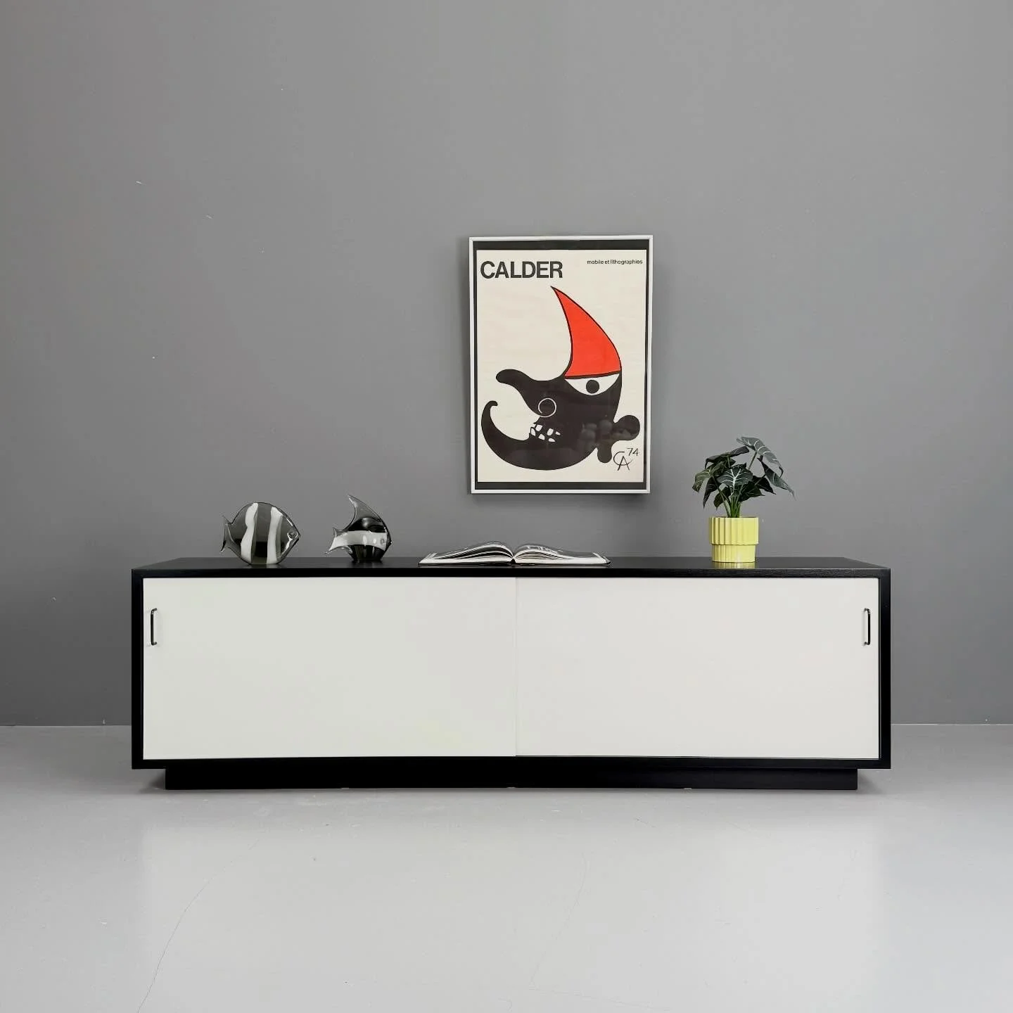 Schiebet&uuml;r Lowboard in s/w

1650 Chf
L200 T45 H60

#lowboard #sideboard #alexandercalder #interiordesign #wohnzimmerideen